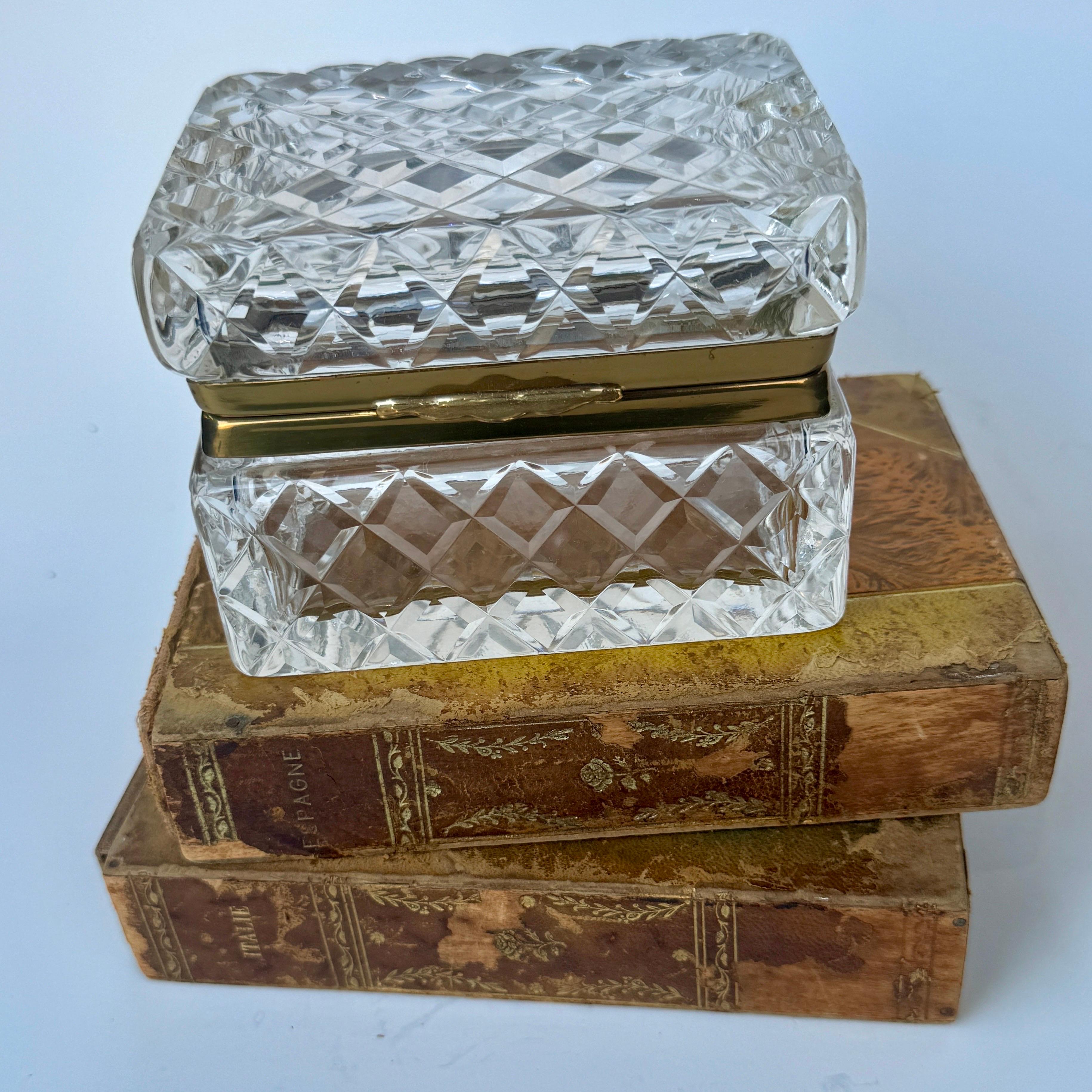 Mid-Century Modern Petite boîte à Candis ou à bijoux en verre taillé rectangulaire en vente