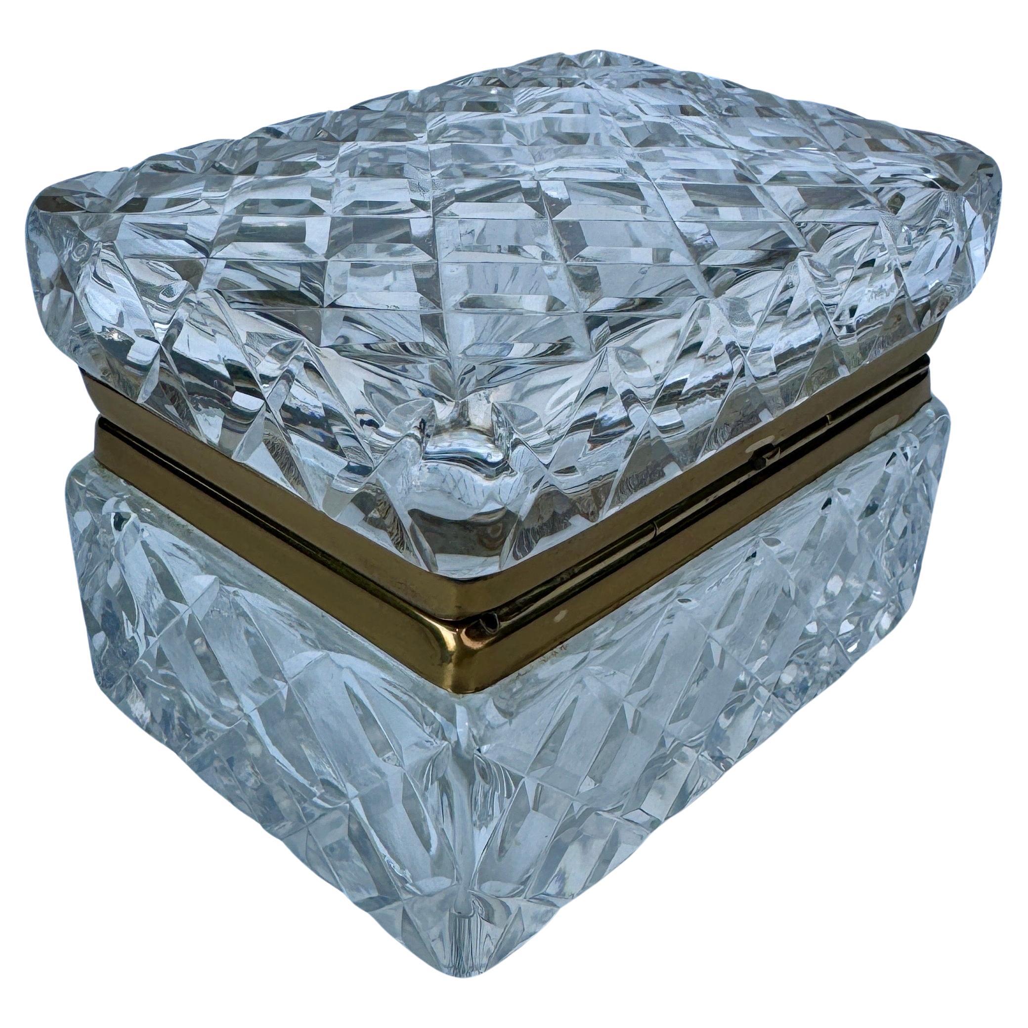 Petite boîte à Candis ou à bijoux en verre taillé rectangulaire Bon état - En vente à Haddonfield, NJ
