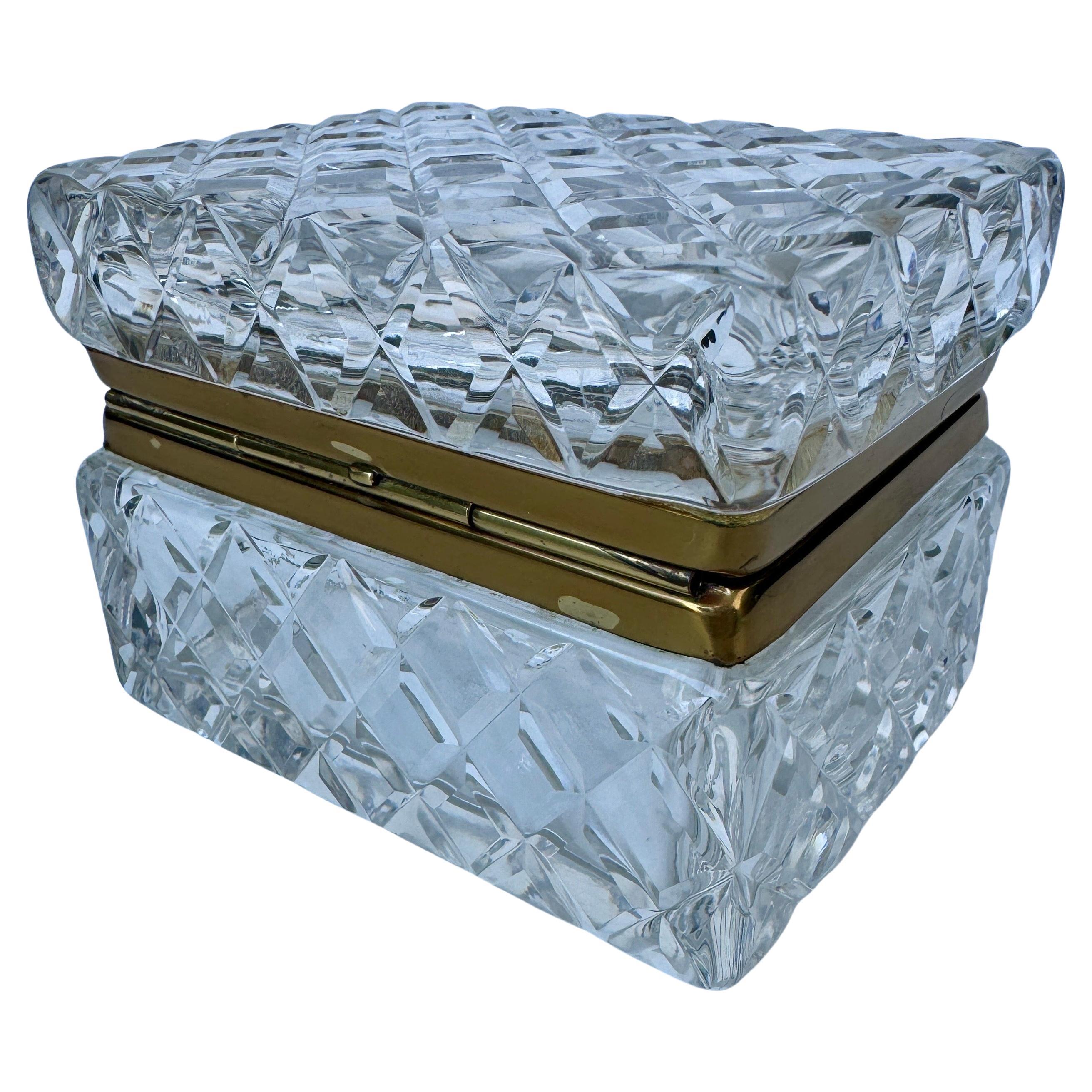 20ième siècle Petite boîte à Candis ou à bijoux en verre taillé rectangulaire en vente
