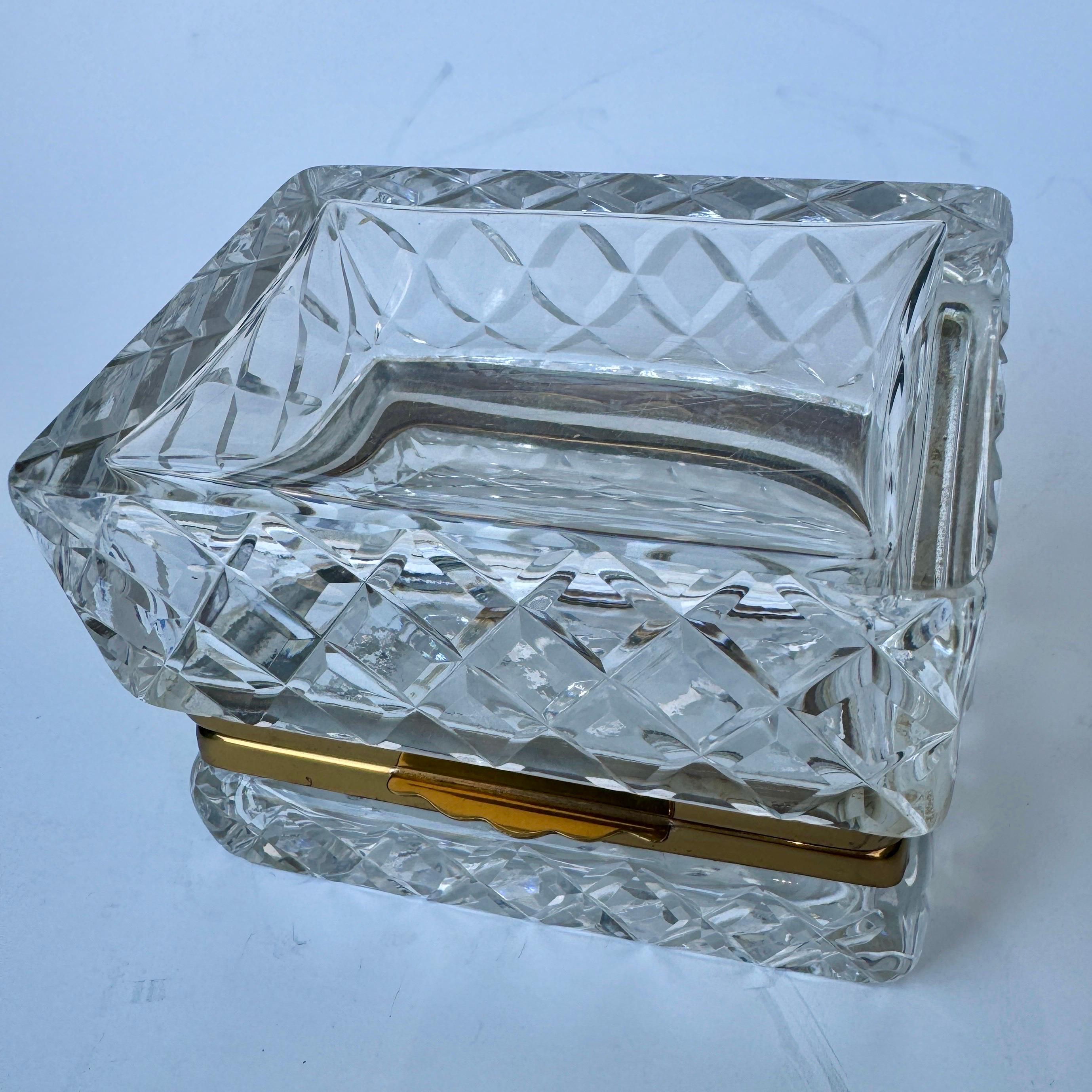 Kleine rechteckige Kandis- oder Schmuckschatulle aus geschliffenem Glas (Messing) im Angebot
