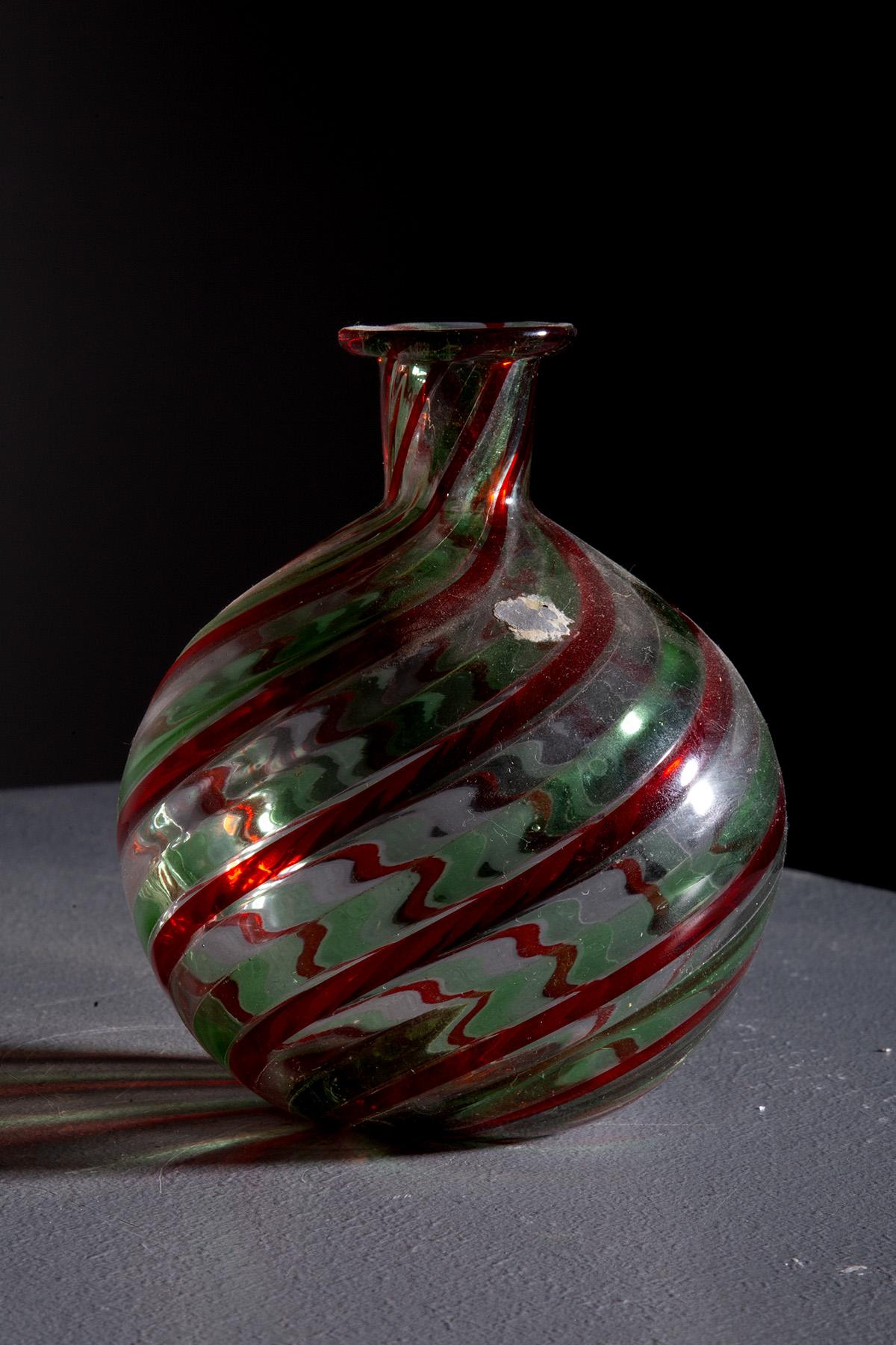 Moderno Small red and green murano glass vase in vendita