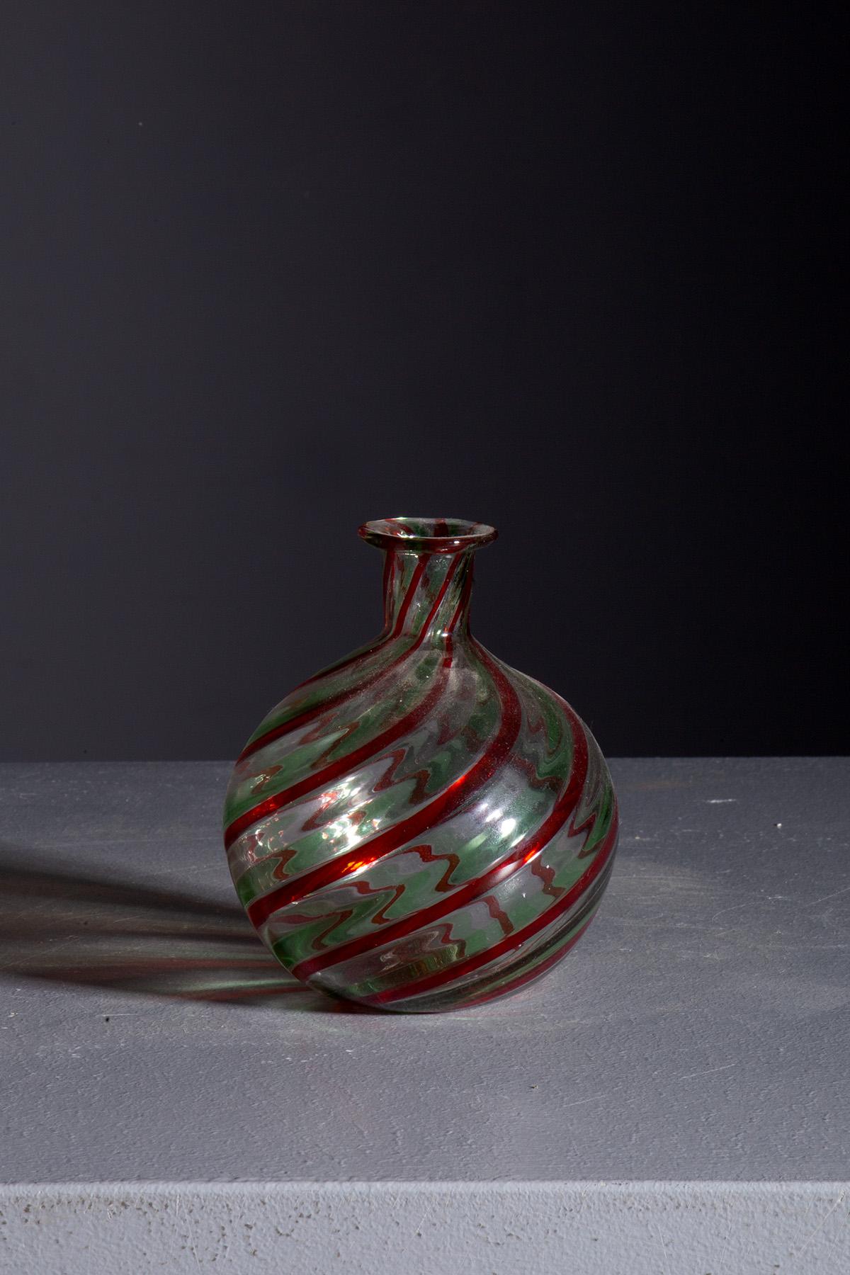 Italian Small red and green murano glass vase in vendita