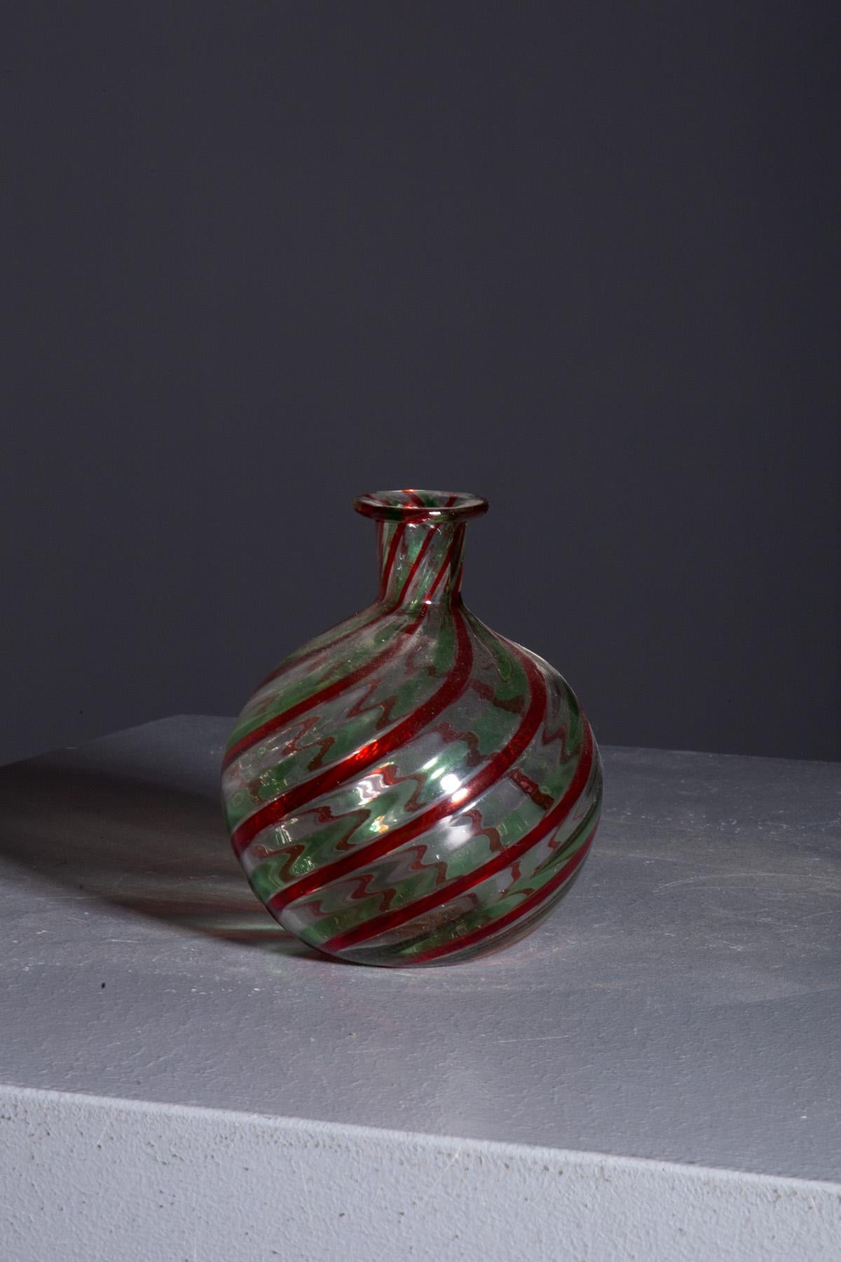 Small red and green murano glass vase In condizioni buone in vendita a Milano, IT