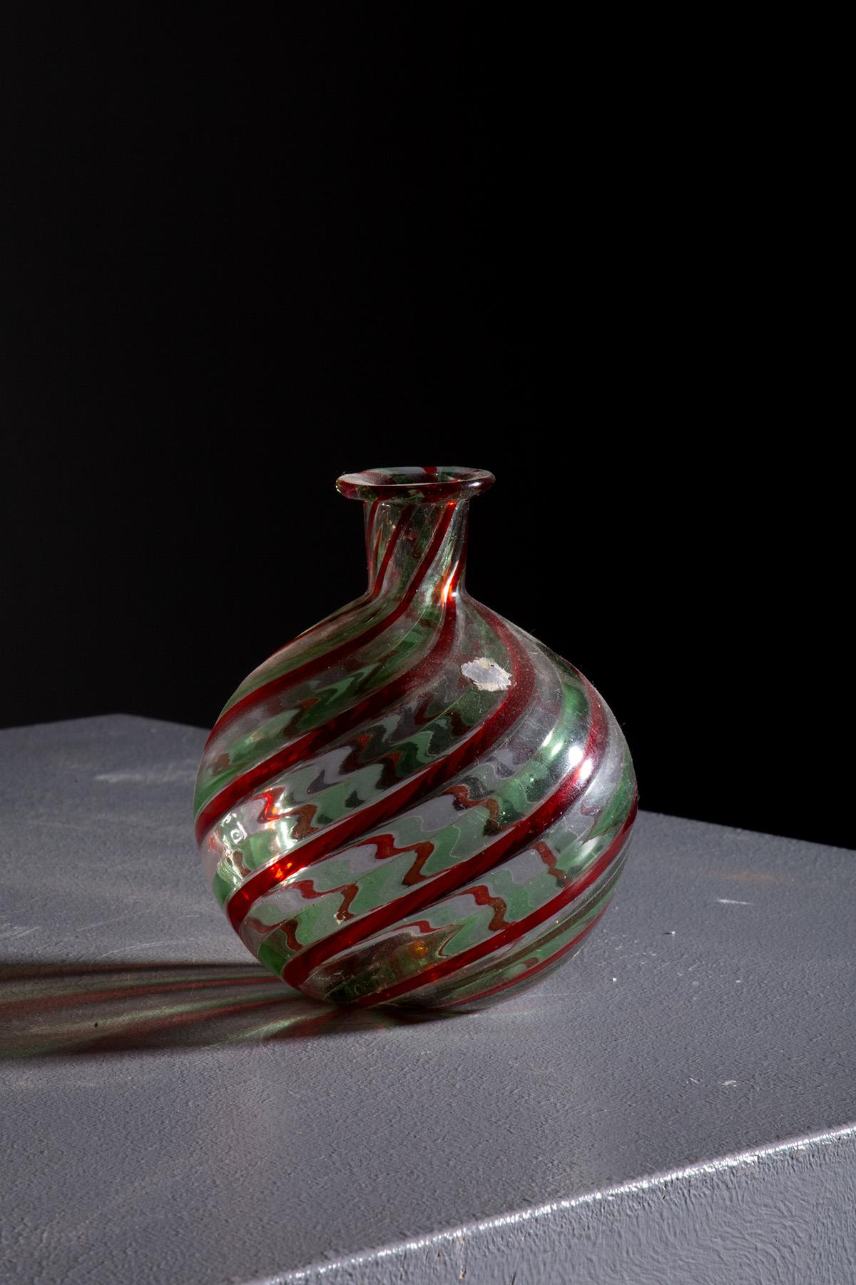 Mid-20th Century Small red and green murano glass vase in vendita