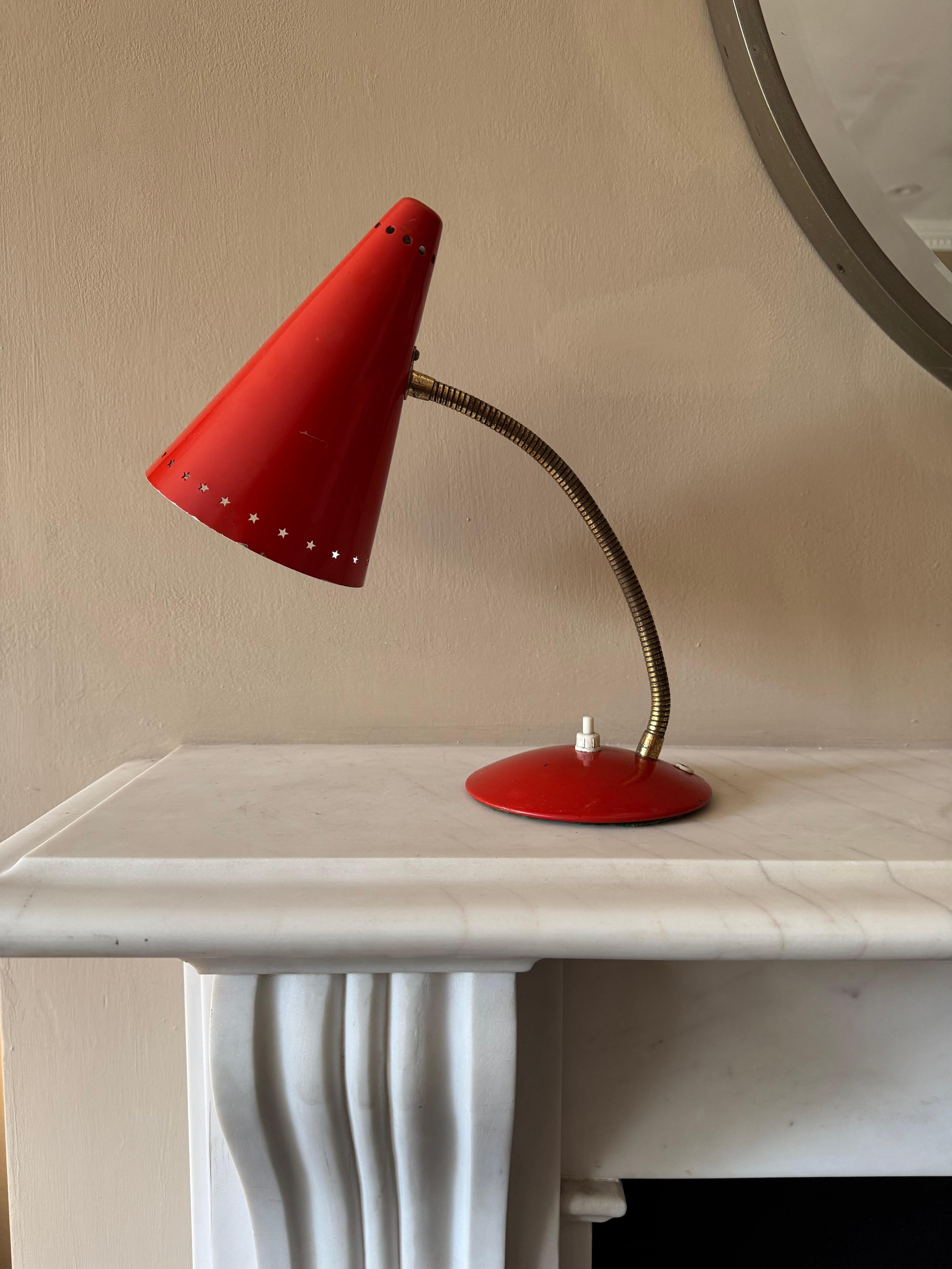 Una pequeña lámpara de escritorio de cocotte roja con cuello ajustable de latón diseñada por GA Scott para Maclamp & Co.
