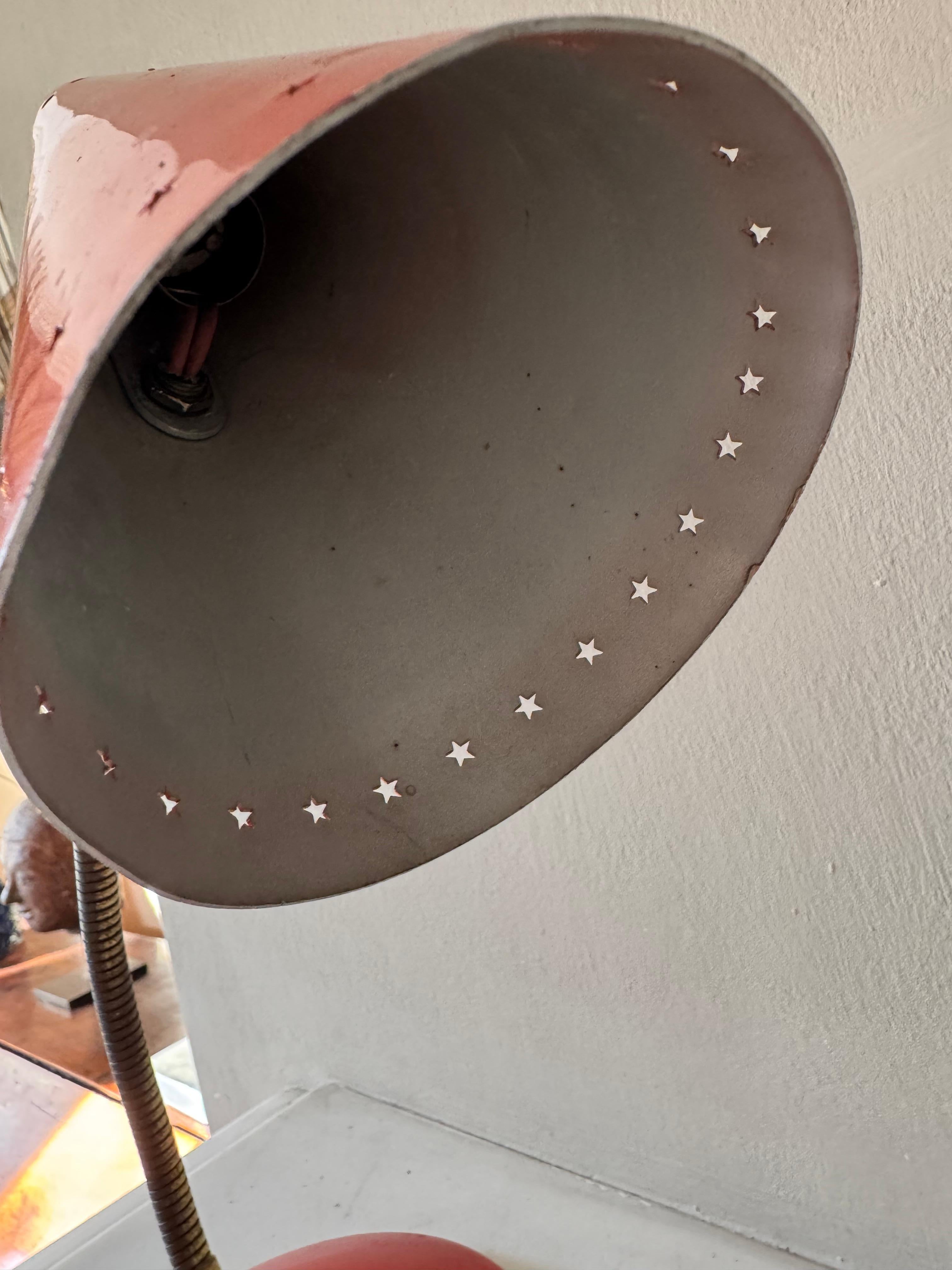 Pequeña lámpara de escritorio de cocotte roja c.1950 Moderno de mediados de siglo en venta