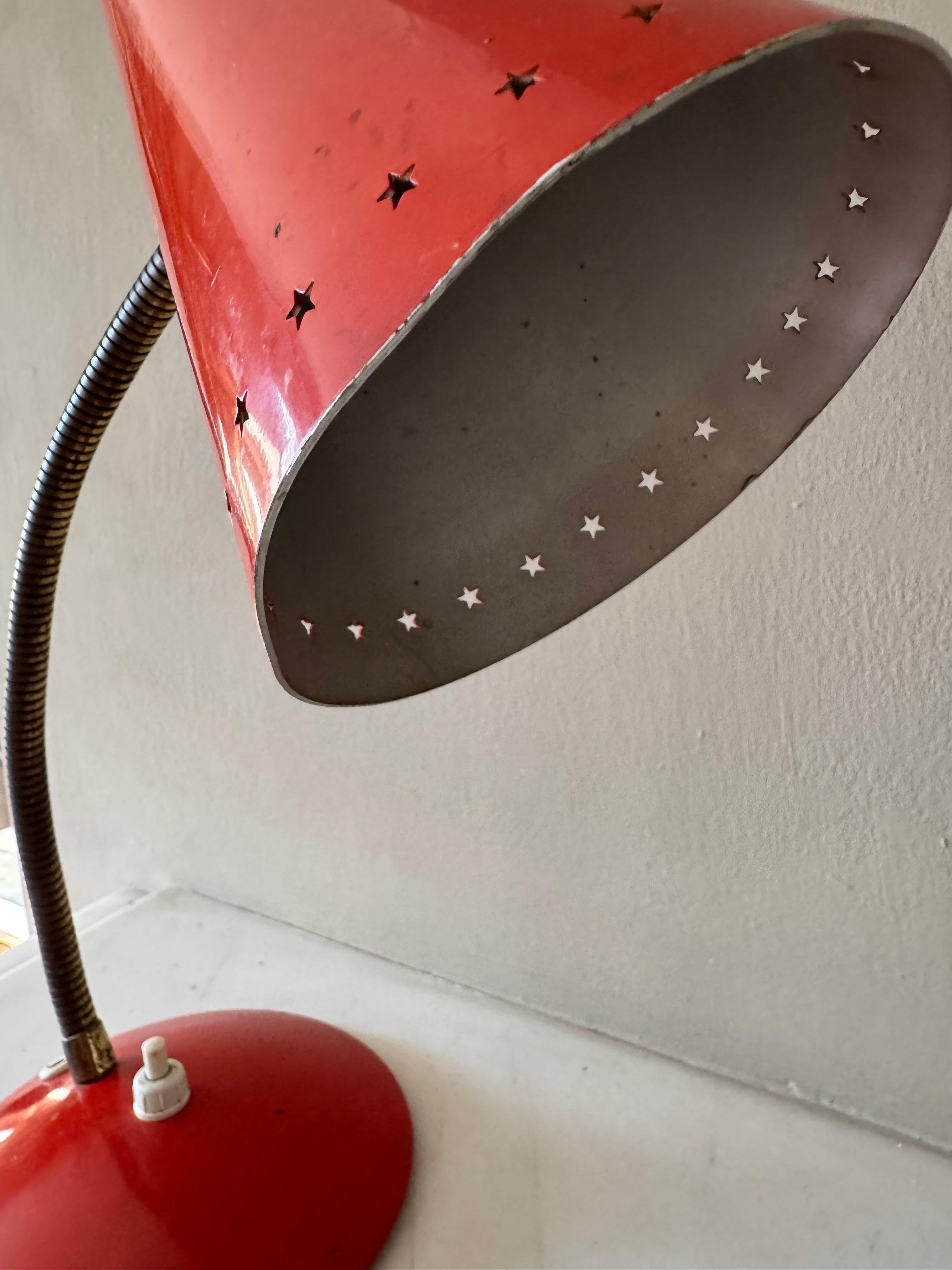 Pequeña lámpara de escritorio de cocotte roja c.1950 Británico en venta