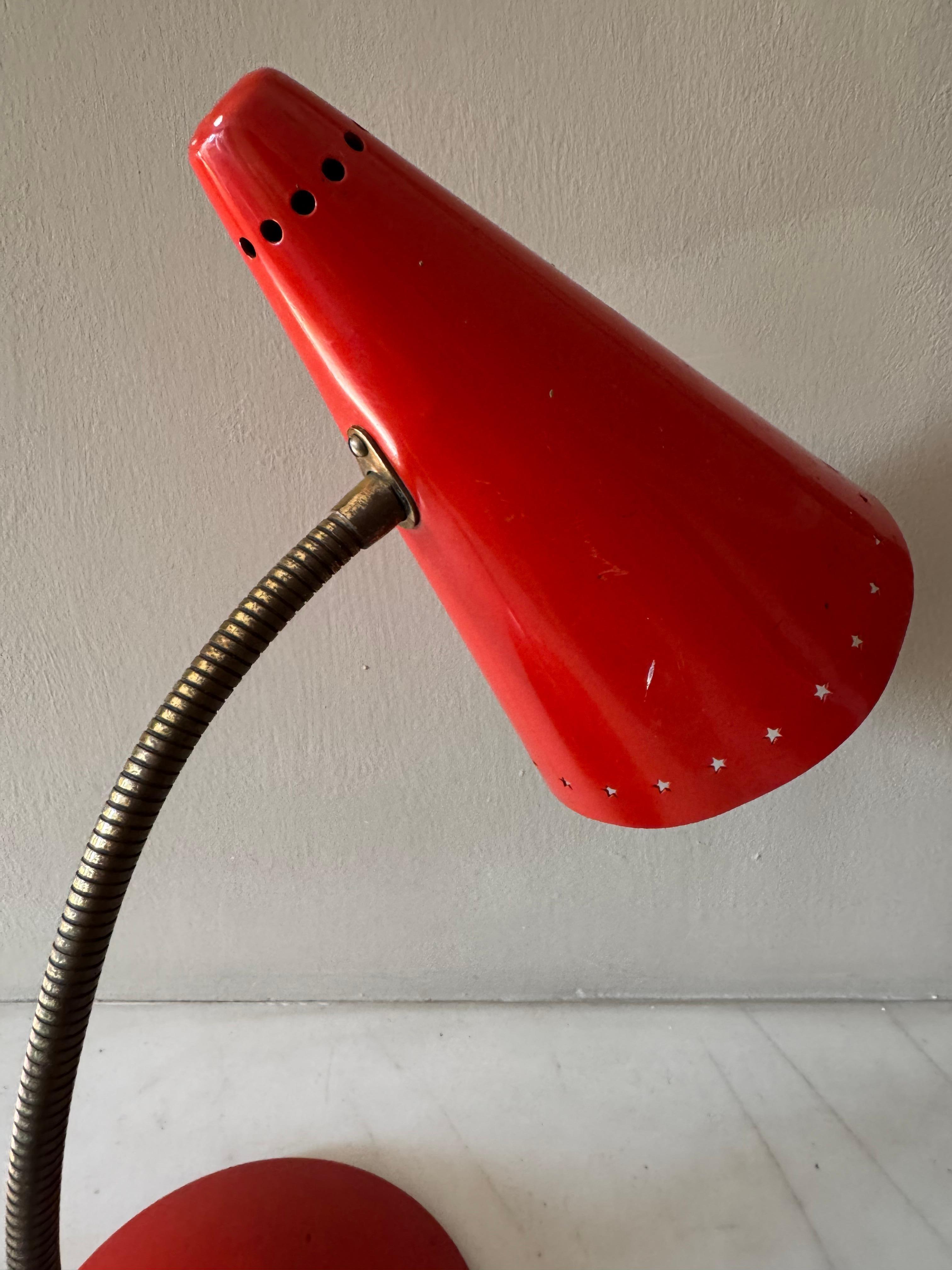 Pequeña lámpara de escritorio de cocotte roja c.1950 Esmaltado en venta