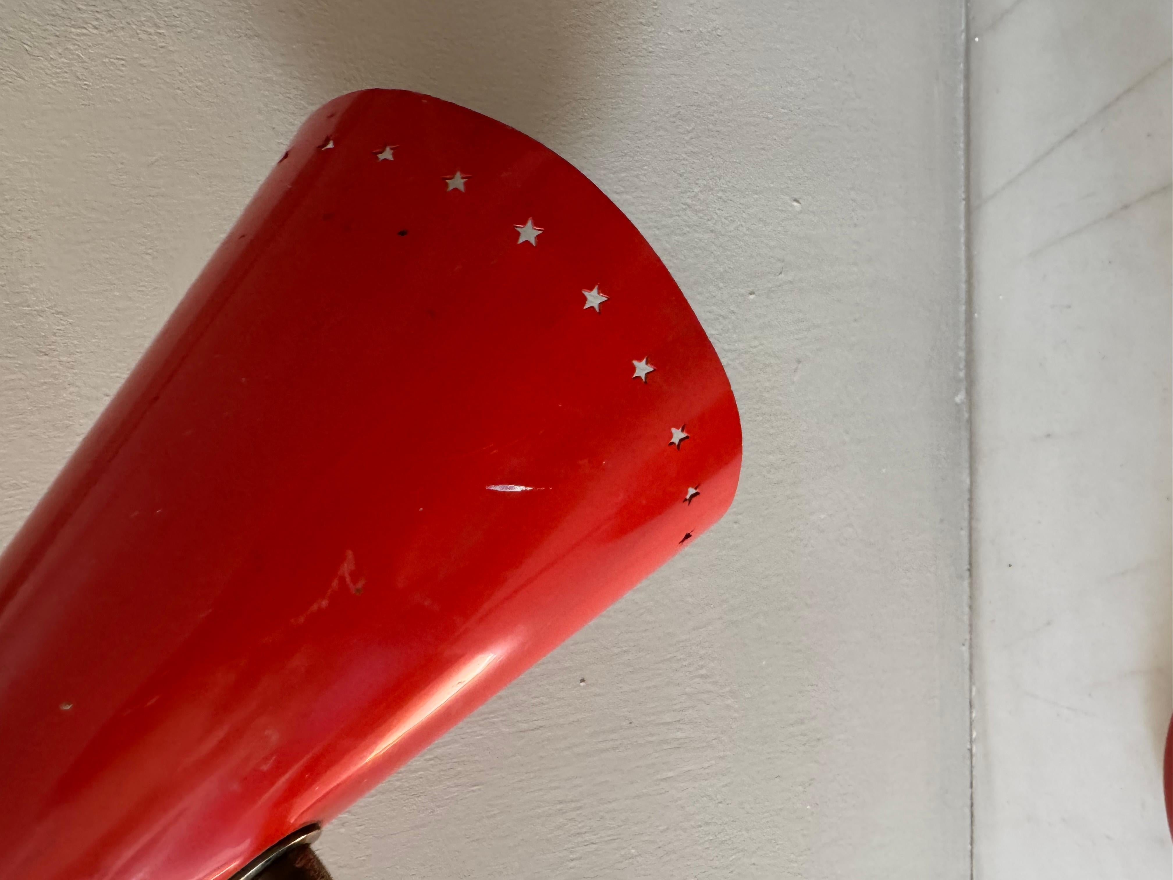 Pequeña lámpara de escritorio de cocotte roja c.1950 en Bueno estado para la venta en London, GB