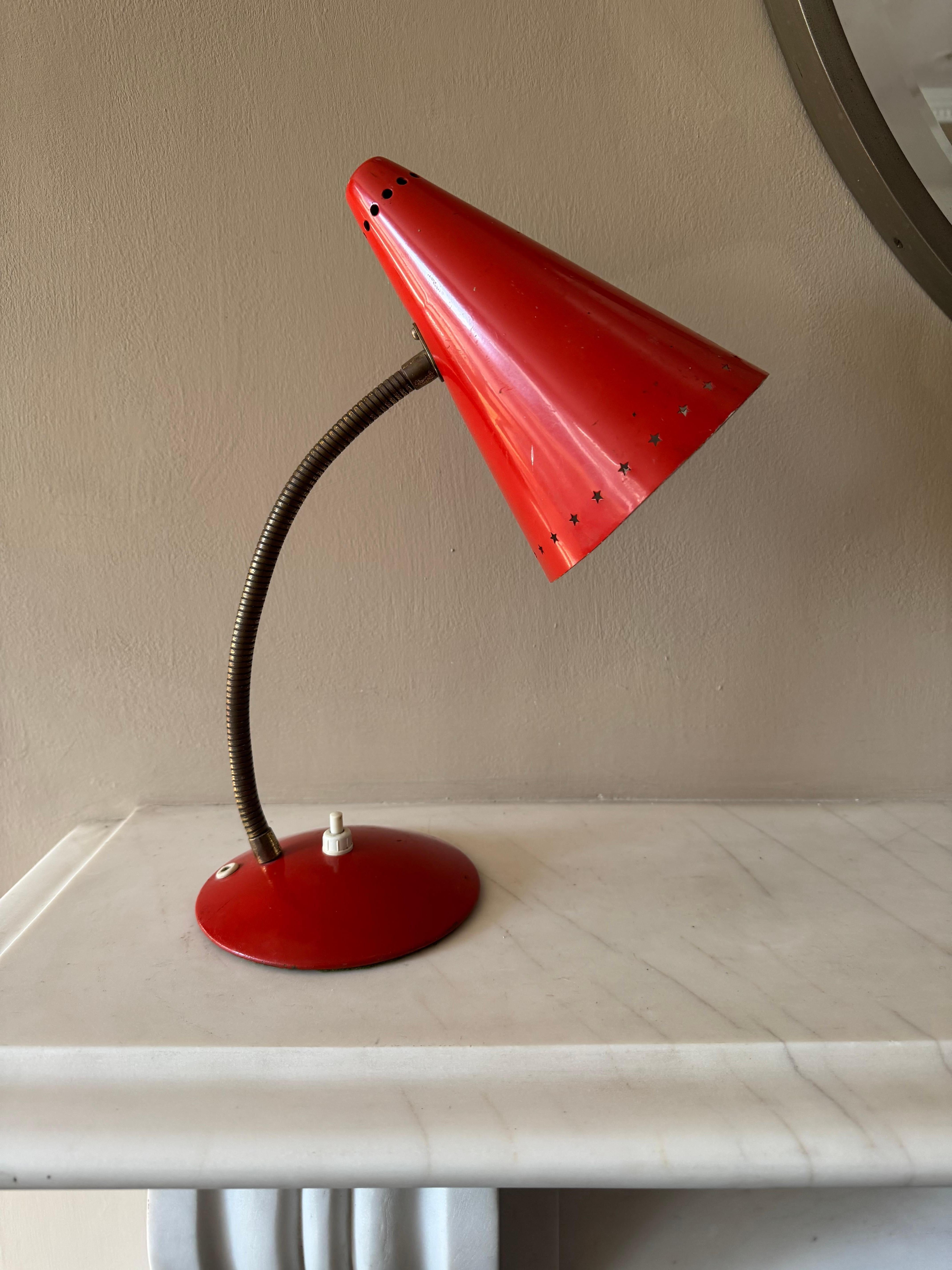 Pequeña lámpara de escritorio de cocotte roja c.1950 siglo XX en venta