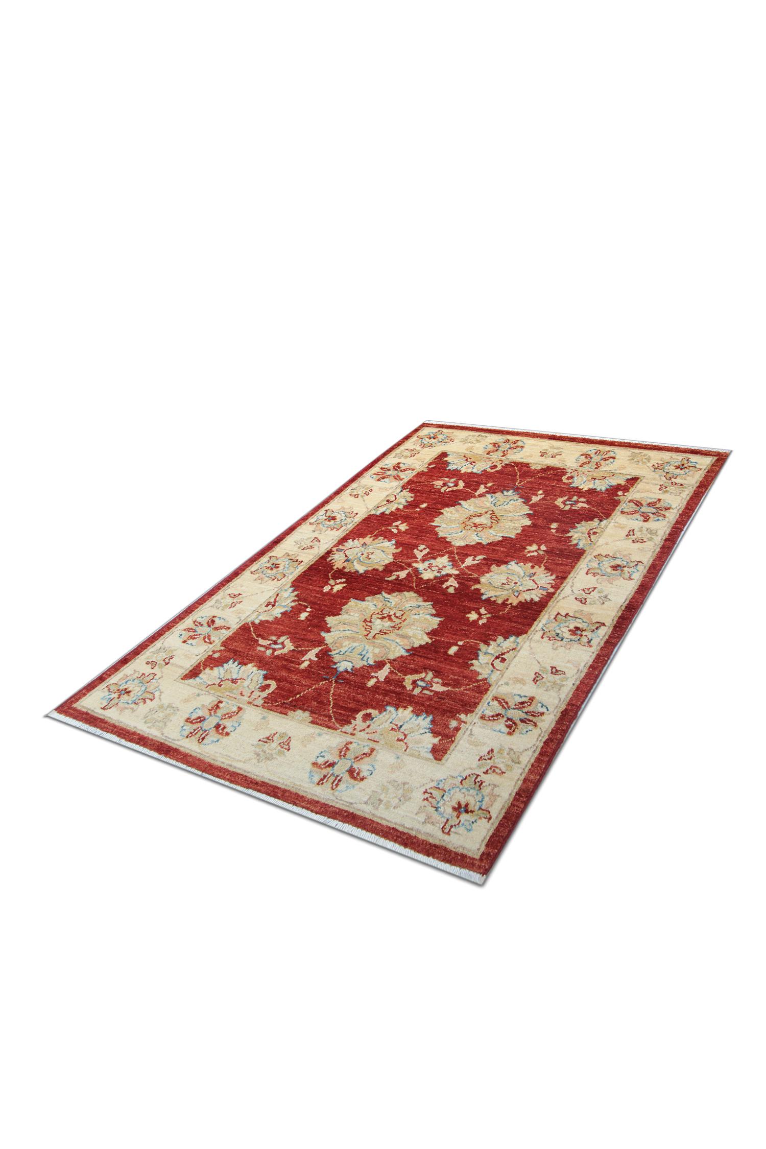 Bringen Sie Wärme und Eleganz in Ihren Raum mit diesem Small Red Wool Bedroom Rug, einer perfekten Mischung aus traditioneller Kunst und modernem Design. Handgeknüpft aus hochwertiger Wolle mit einem robusten Baumwollfundament, zeigt dieser