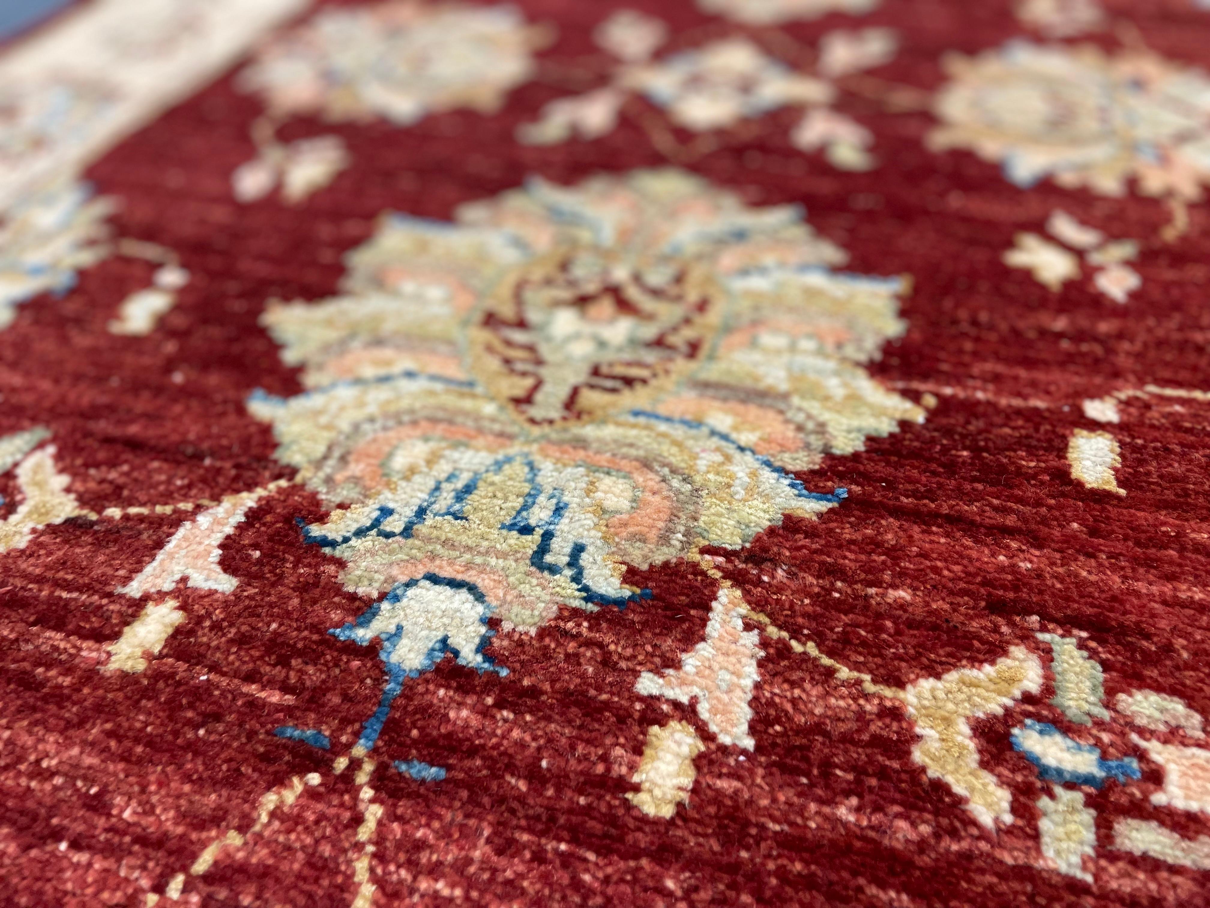 Kleiner roter Wollteppich, handgefertigter floraler Orientteppich 121x77cm Schlafzimmer Dekoration (21. Jahrhundert und zeitgenössisch) im Angebot