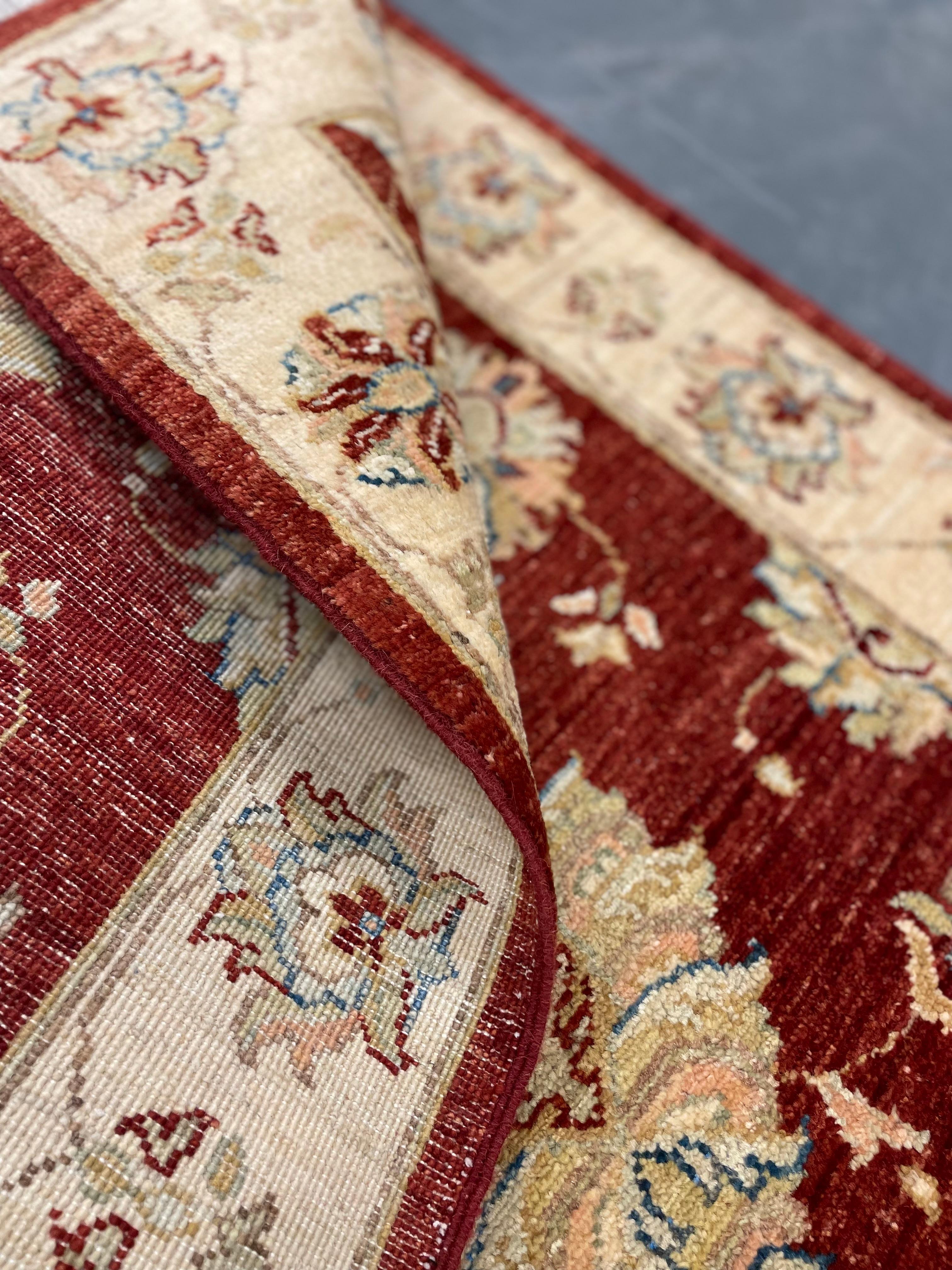 Kleiner roter Wollteppich, handgefertigter floraler Orientteppich 121x77cm Schlafzimmer Dekoration (Wolle) im Angebot