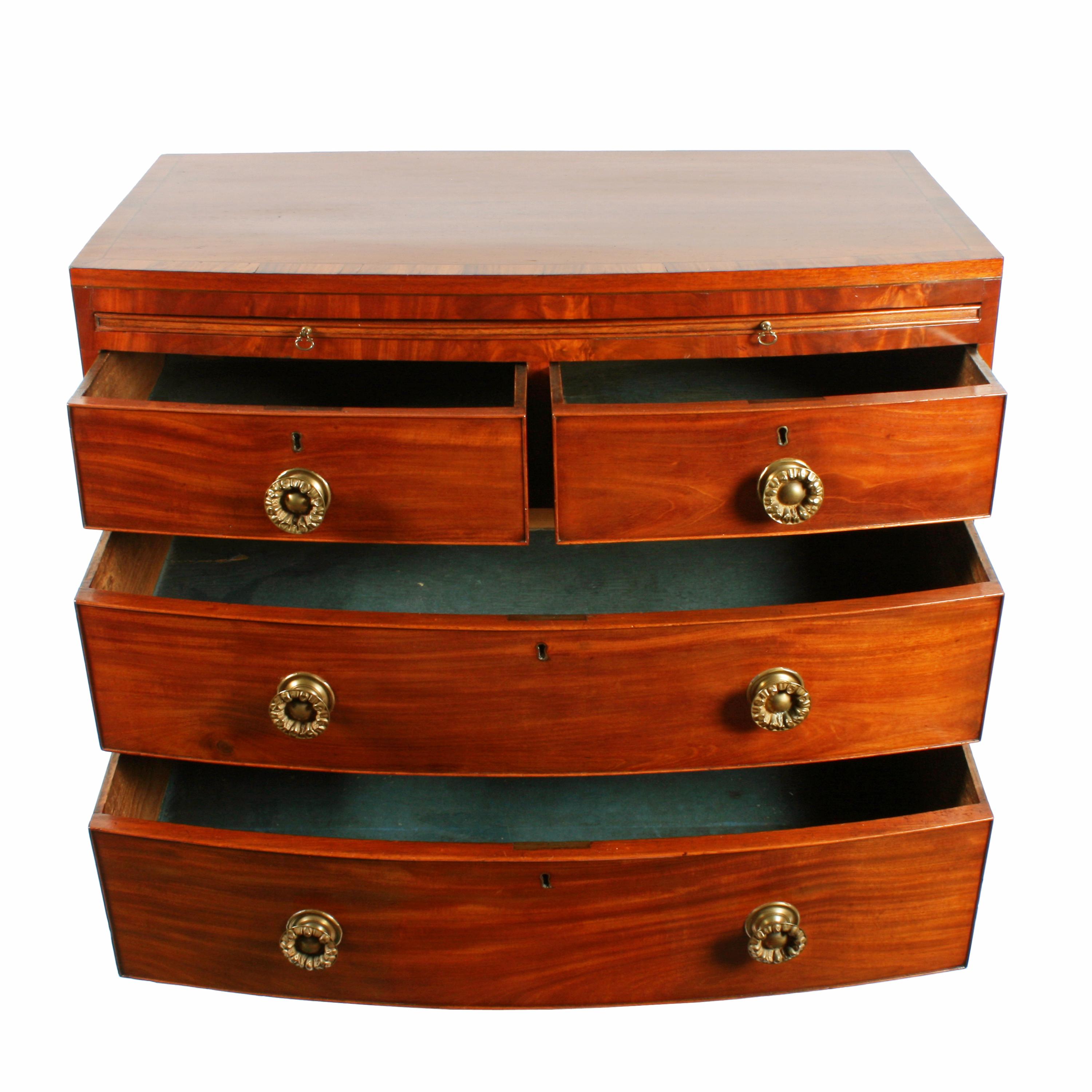 Small Regency Bow Front Chest In Good Condition For Sale In Newcastle Upon Tyne, GB