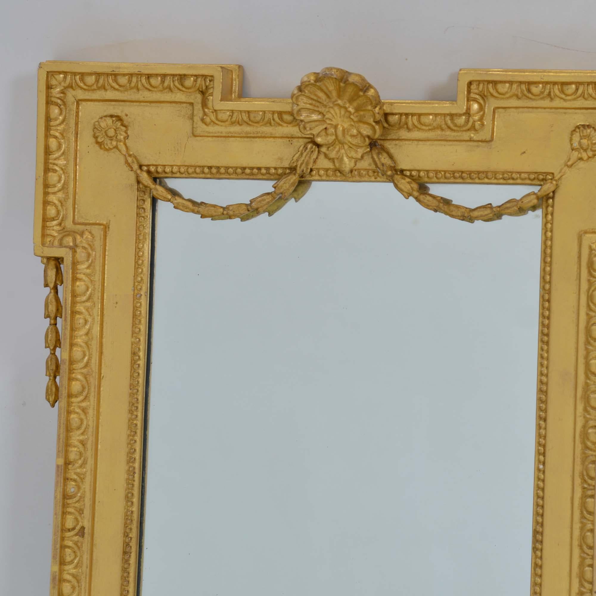 Small Regency giltwood mirror
With a moulded frame with central shell device and foliate swags, the mirror plate appears to be later in date and is free from foxing.
English, circa 1840
