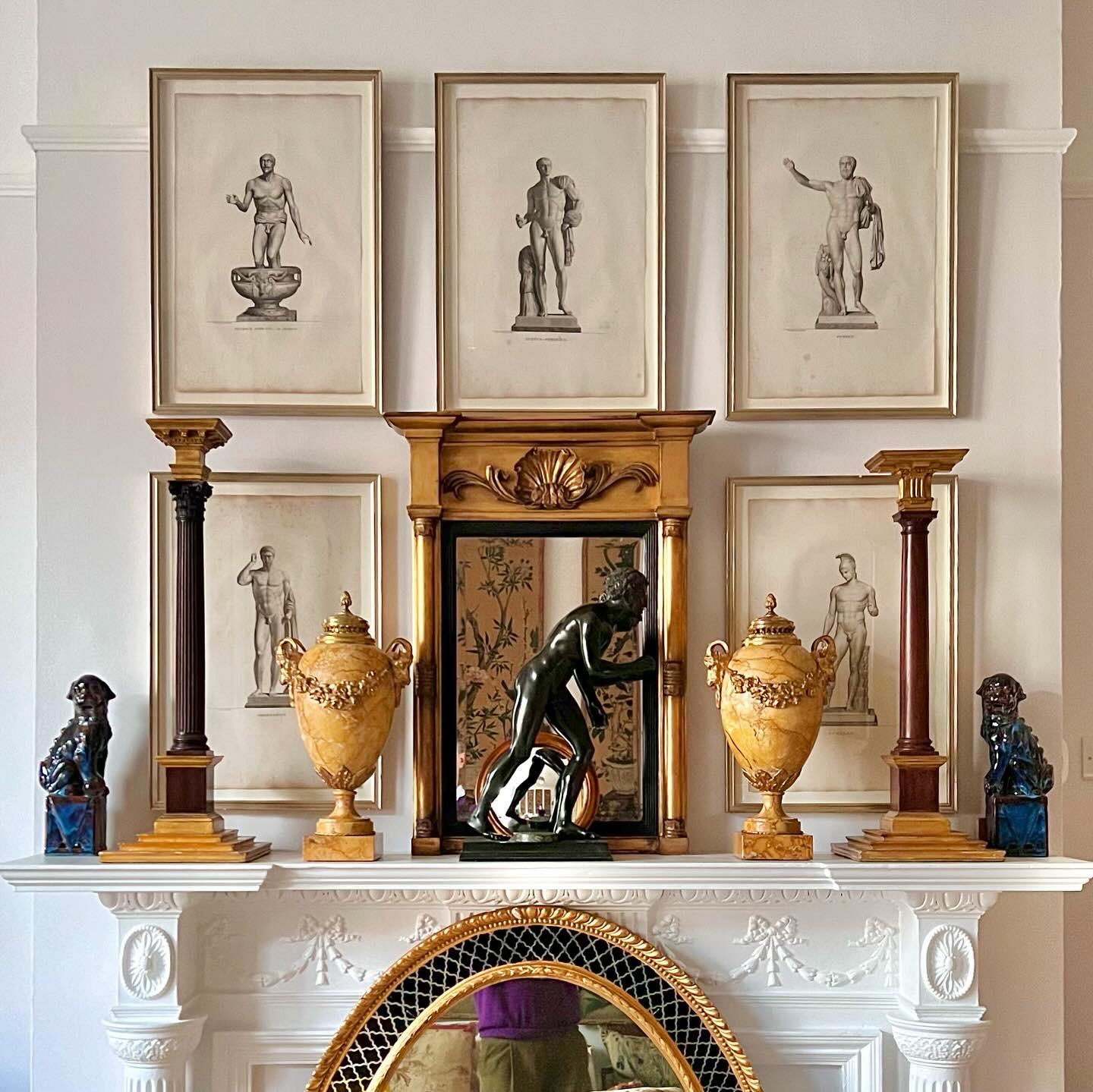 Ein sehr hübscher Übermantelspiegel aus der Regency-Zeit in einem eleganten Rahmen aus vergoldetem Holz, der mit einer exquisit geschnitzten Muschel verziert ist. Original-Spiegelplatte und Original-Vergoldung. Von William Hollingsworth aus Hull,