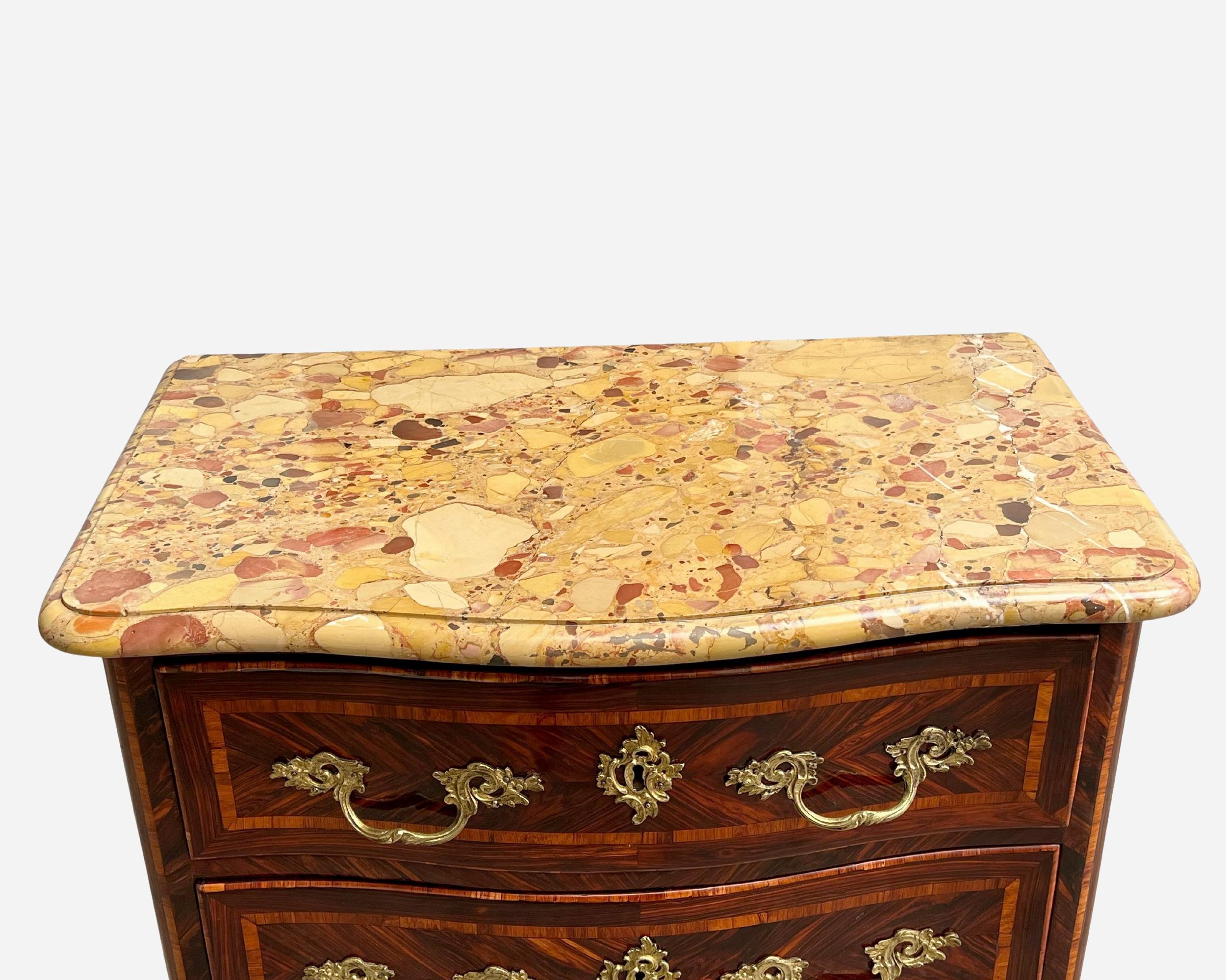 Attractive LXIV-Regence period (1715 / 1723) in-between chest of drawers in several species of precious wood on an solid oak core. Original top in Aleppo breccia marble and original lock escutcheons and bronzes.
Width without marble: 72 cm (28.4