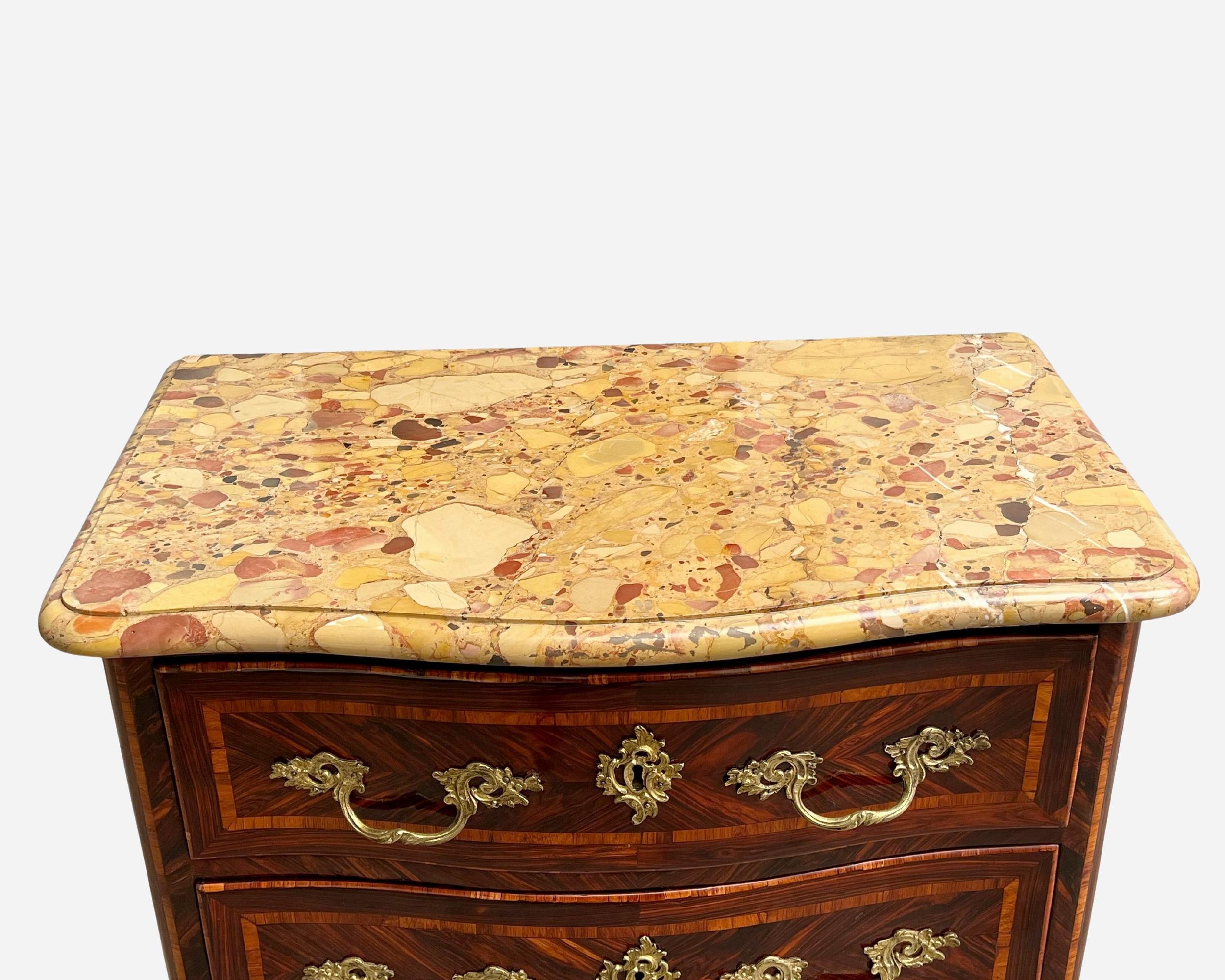 Attraente cassettiera di epoca LXIV-Regenza (1715 / 1723) in diverse specie di legno pregiato su un'anima in massello di Oak. Piano originale in marmo brecciato di Aleppo e scudi e bronzi originali.
Larghezza senza marmo: 72 cm (28,4