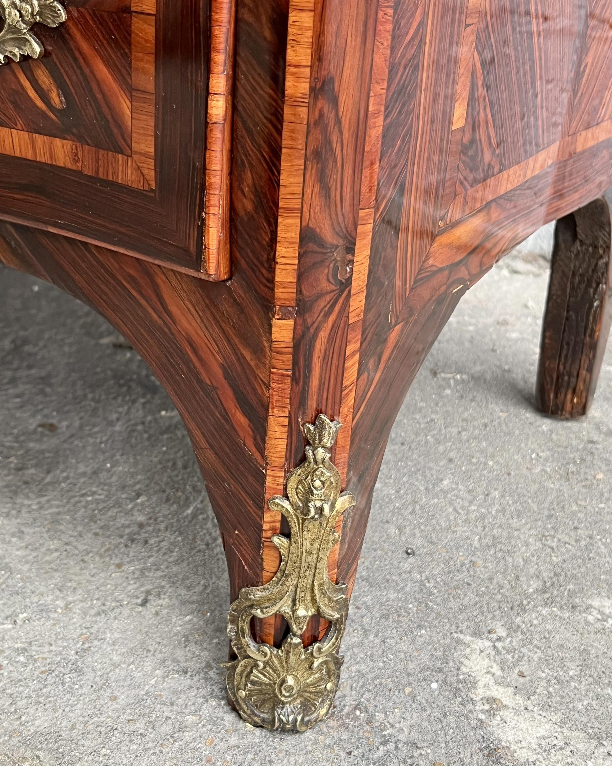 Small Regency period marquetry in-between chest of drawers, France circa 1715/23 In Good Condition For Sale In Paris, FR