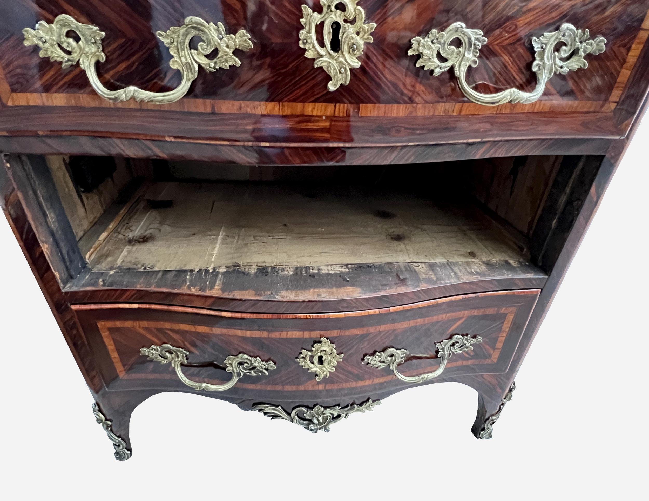 18th Century and Earlier Small Regency period marquetry in-between chest of drawers, France circa 1715/23 For Sale