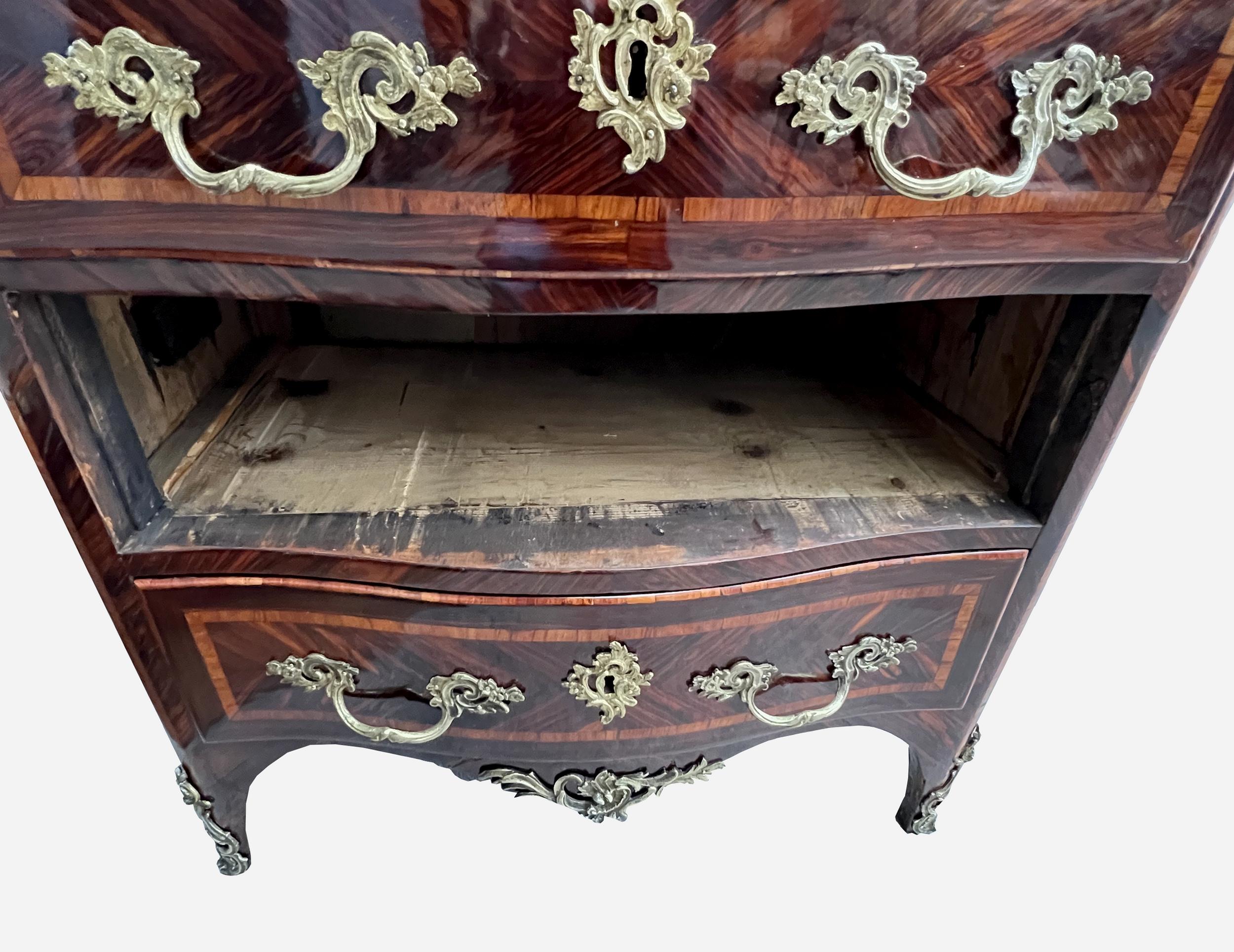 Fino al XVIII secolo Piccola cassettiera intarsiata di epoca Regency, Francia, circa 1715/23 in vendita