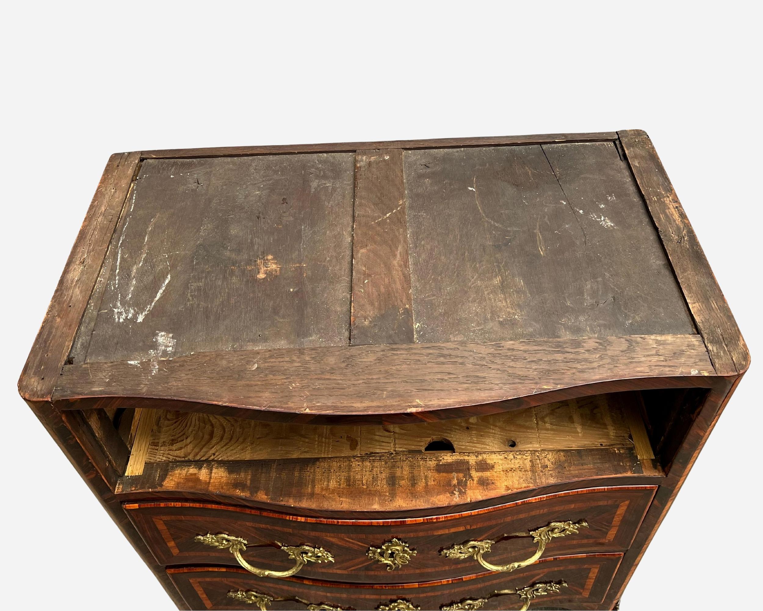 Bronze Small Regency period marquetry in-between chest of drawers, France circa 1715/23 For Sale