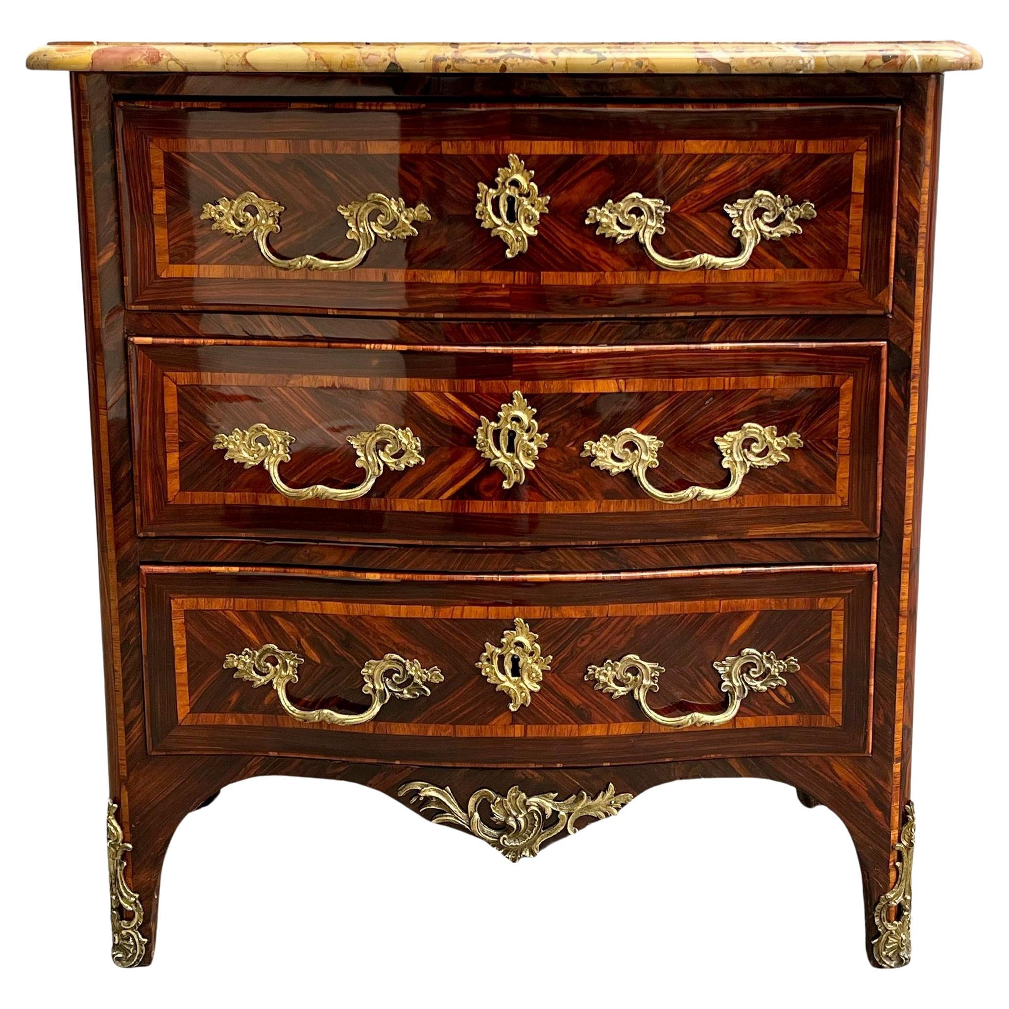Small Regency period marquetry in-between chest of drawers, France circa 1715/23 For Sale