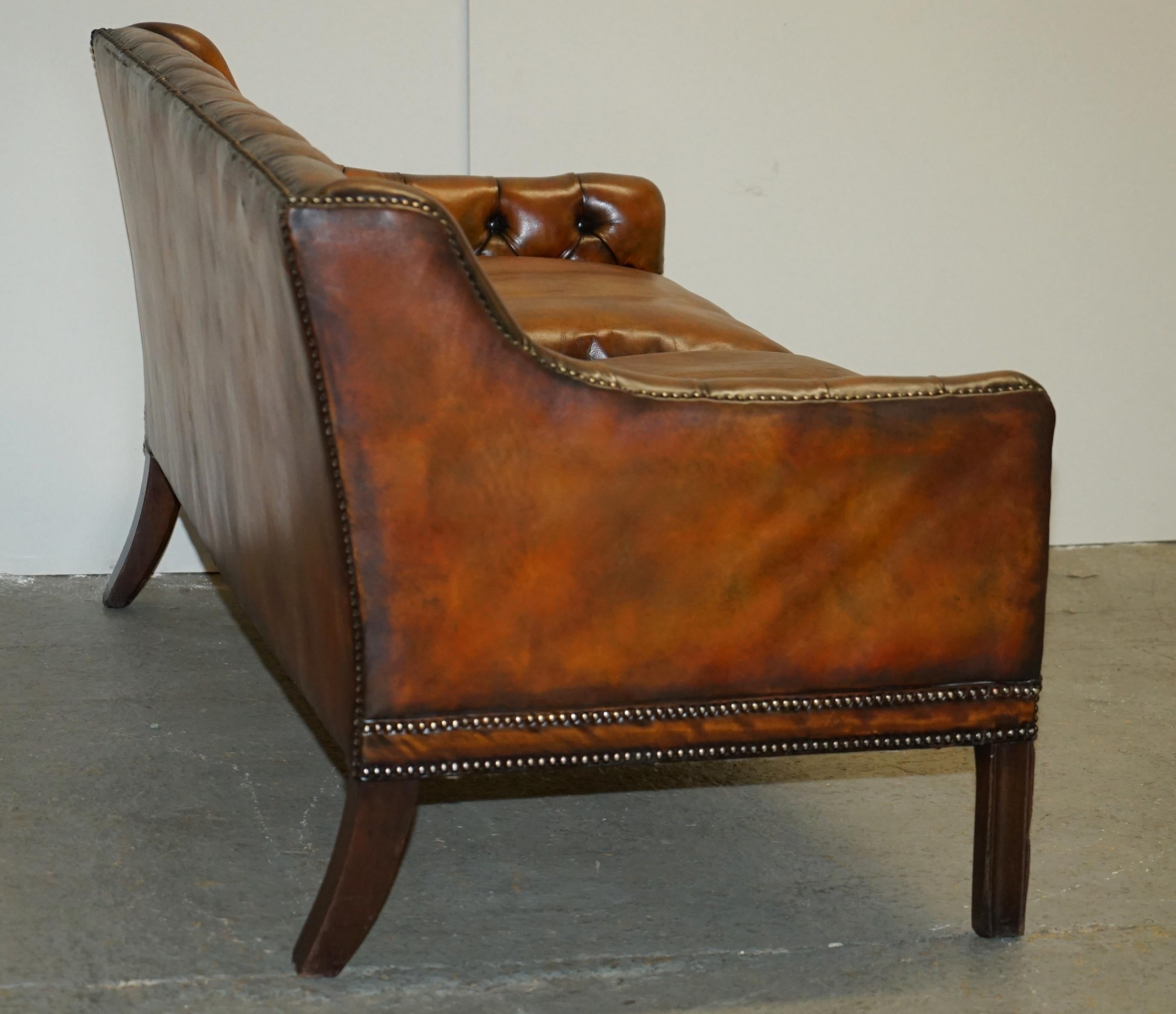 SOFA RÉALISÉE À LA MAIN EN CUIR BLANC SOFA CHESTERFIELD DE STYLE REGENCY, RÉALISÉE À LA Main en vente 2