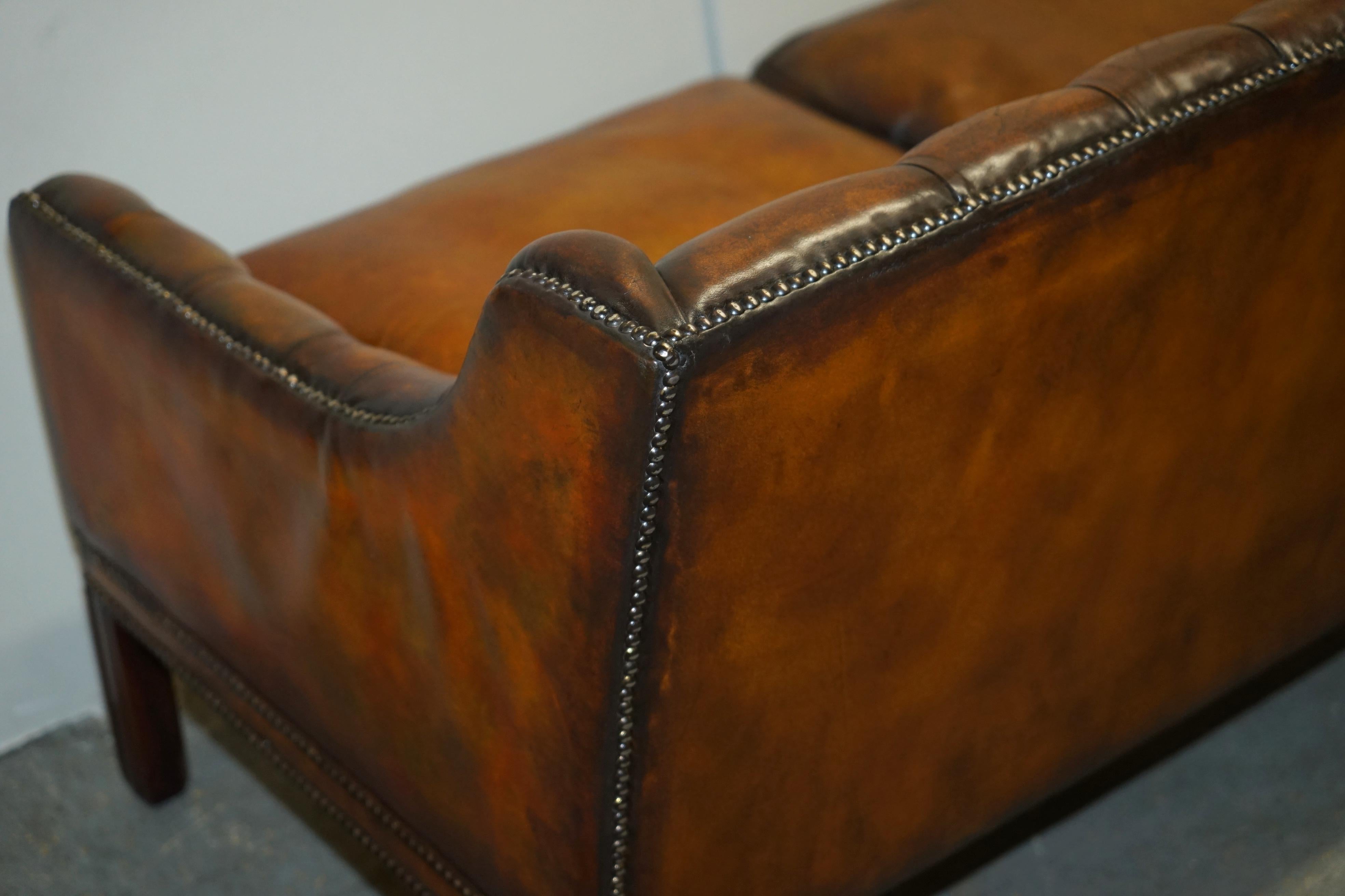 SOFA RÉALISÉE À LA MAIN EN CUIR BLANC SOFA CHESTERFIELD DE STYLE REGENCY, RÉALISÉE À LA Main en vente 4