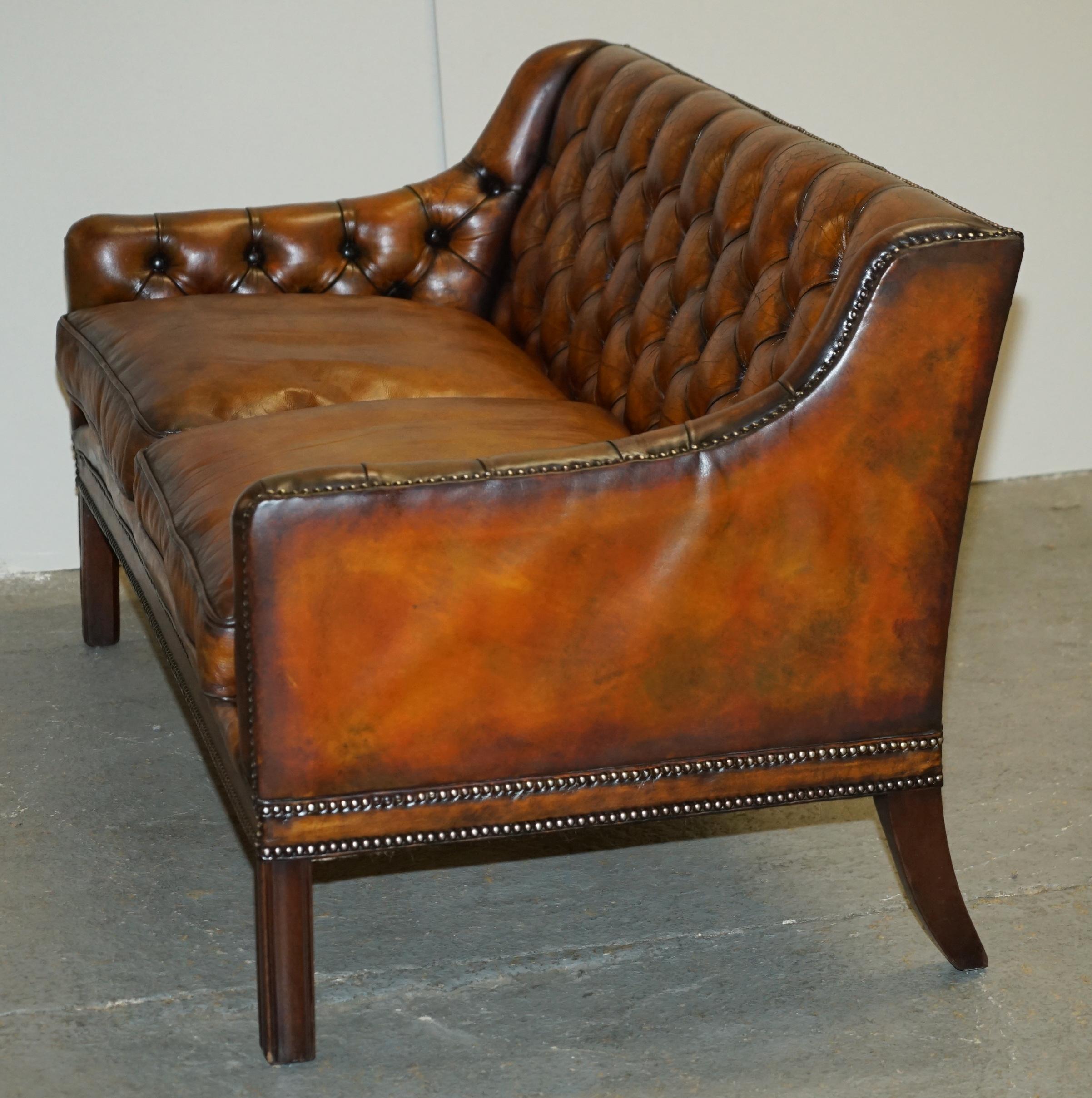SOFA RÉALISÉE À LA MAIN EN CUIR BLANC SOFA CHESTERFIELD DE STYLE REGENCY, RÉALISÉE À LA Main en vente 6