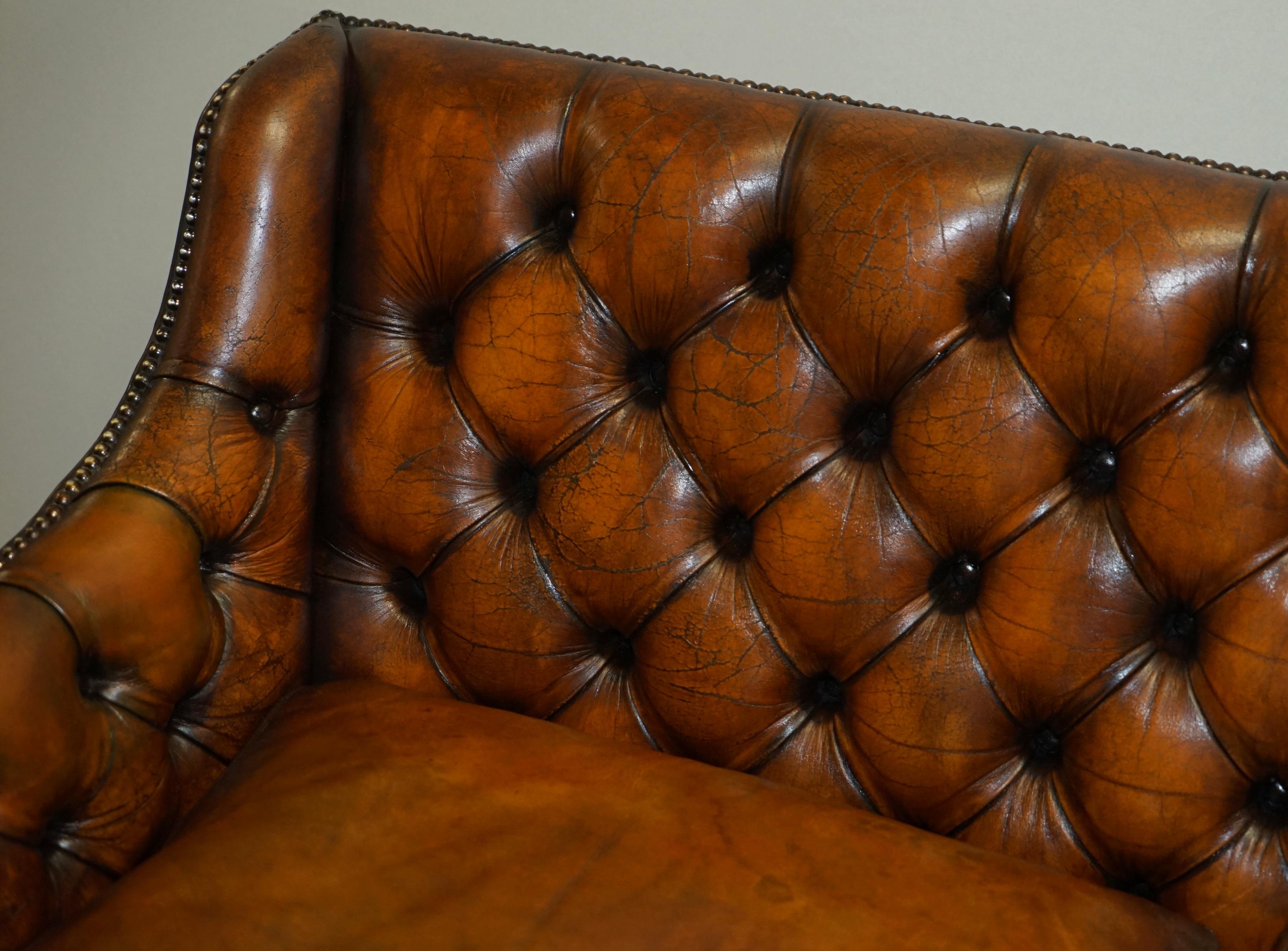 Regency SOFA RÉALISÉE À LA MAIN EN CUIR BLANC SOFA CHESTERFIELD DE STYLE REGENCY, RÉALISÉE À LA Main en vente