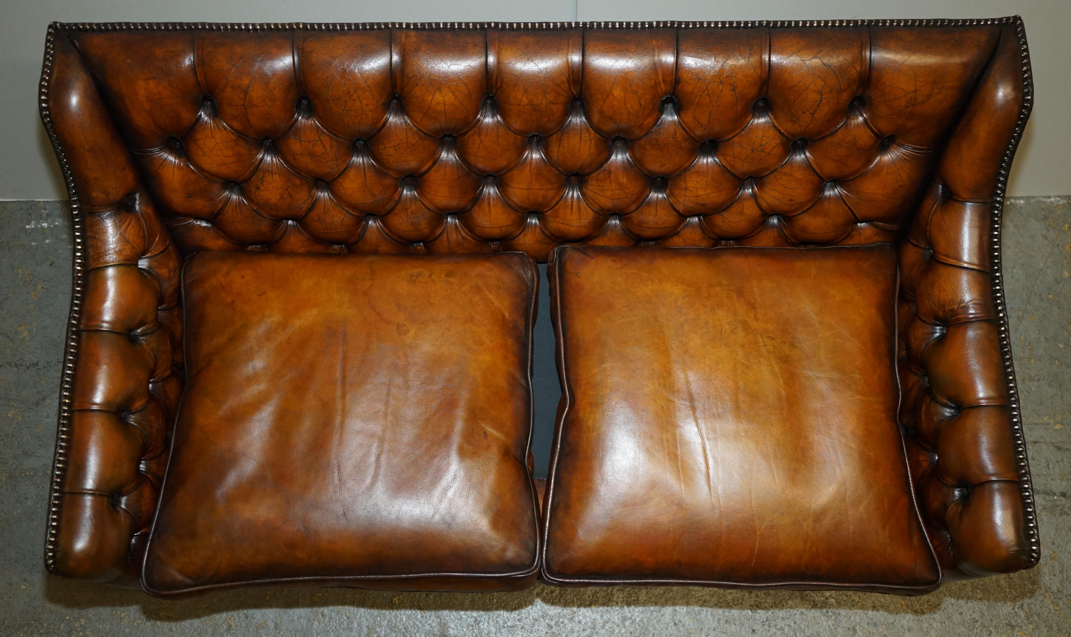 Fait main SOFA RÉALISÉE À LA MAIN EN CUIR BLANC SOFA CHESTERFIELD DE STYLE REGENCY, RÉALISÉE À LA Main en vente