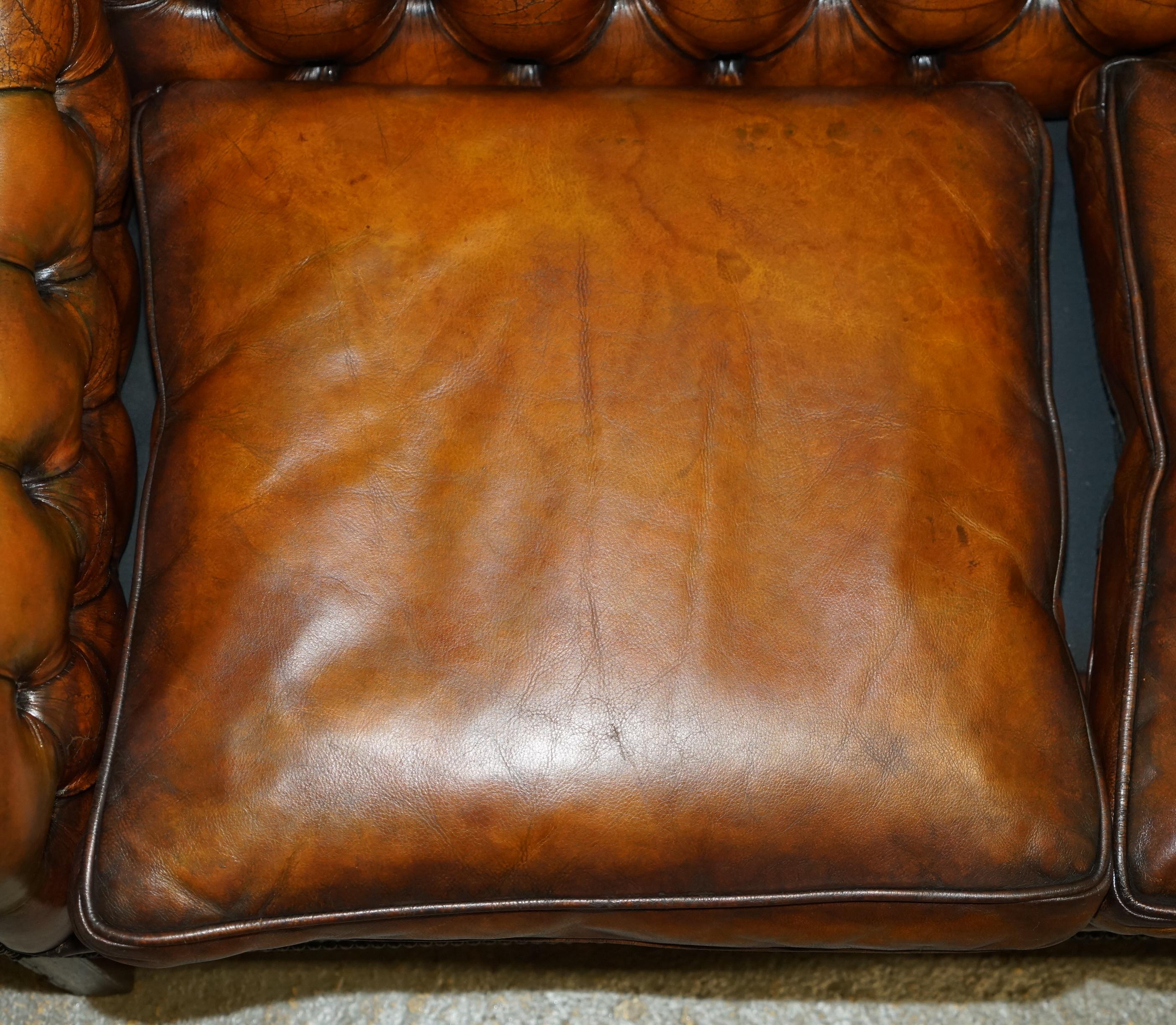 SOFA RÉALISÉE À LA MAIN EN CUIR BLANC SOFA CHESTERFIELD DE STYLE REGENCY, RÉALISÉE À LA Main État moyen - En vente à West Sussex, Pulborough