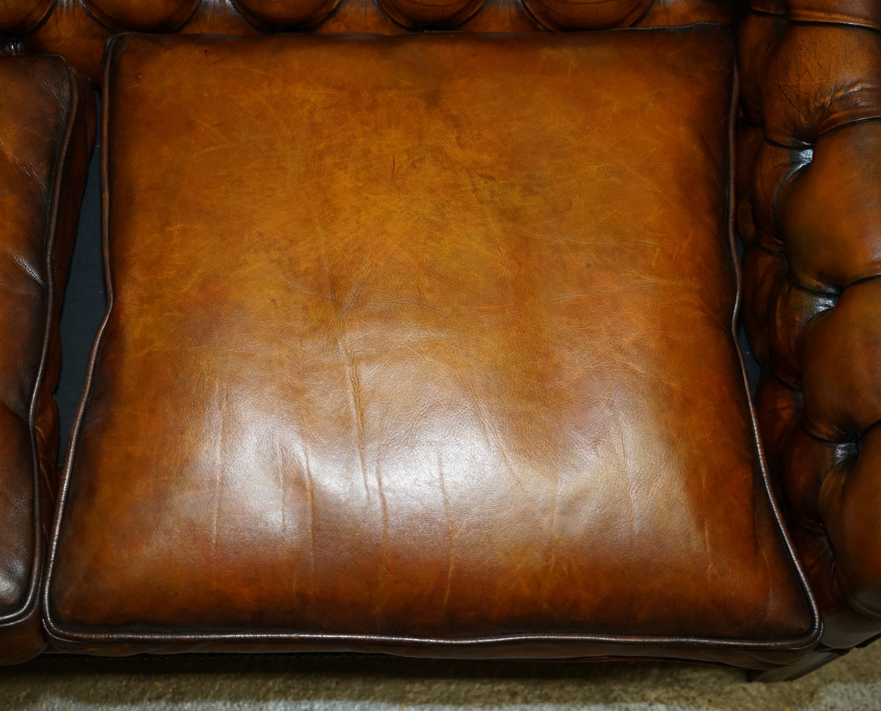 20ième siècle SOFA RÉALISÉE À LA MAIN EN CUIR BLANC SOFA CHESTERFIELD DE STYLE REGENCY, RÉALISÉE À LA Main en vente
