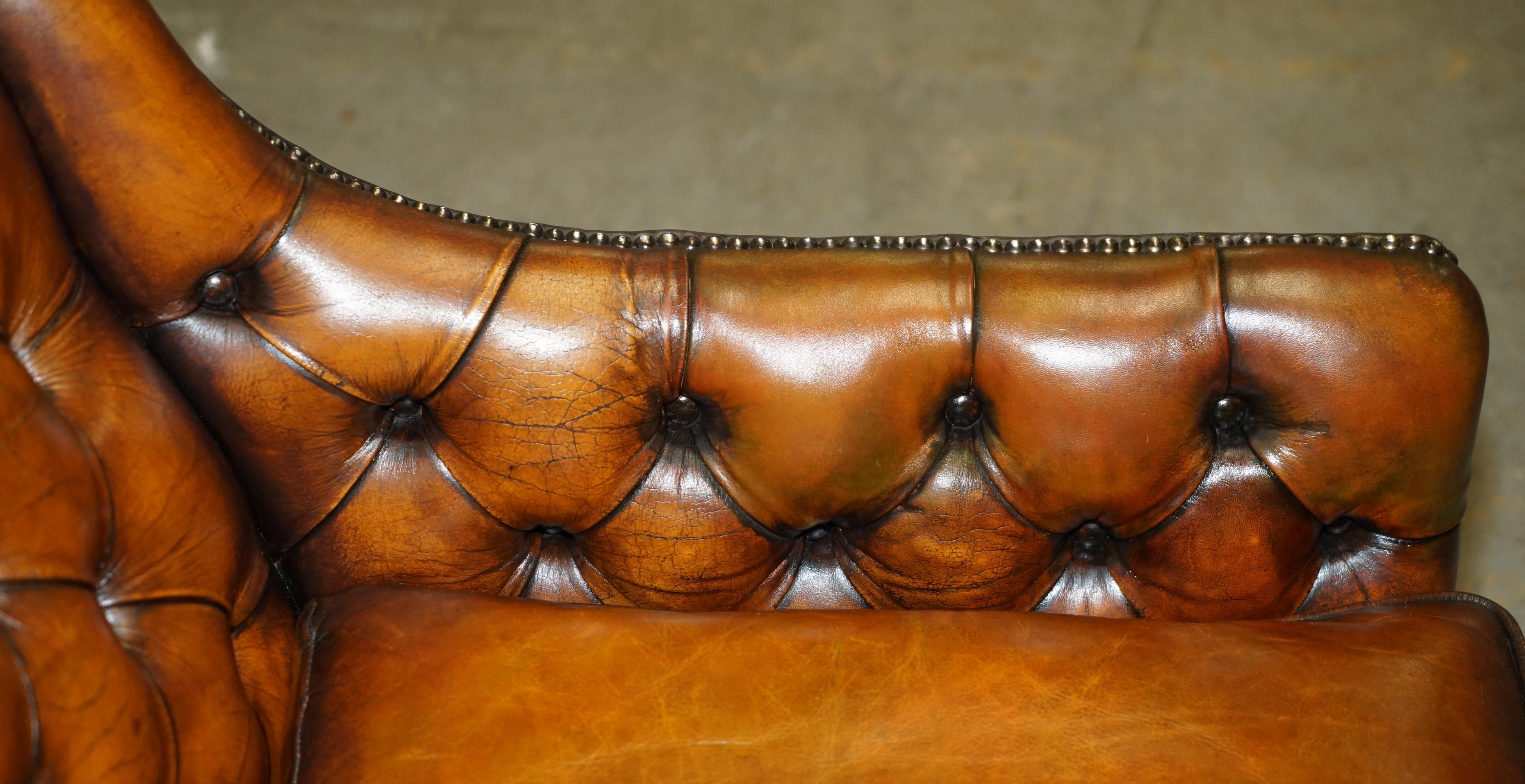 Cuir SOFA RÉALISÉE À LA MAIN EN CUIR BLANC SOFA CHESTERFIELD DE STYLE REGENCY, RÉALISÉE À LA Main en vente
