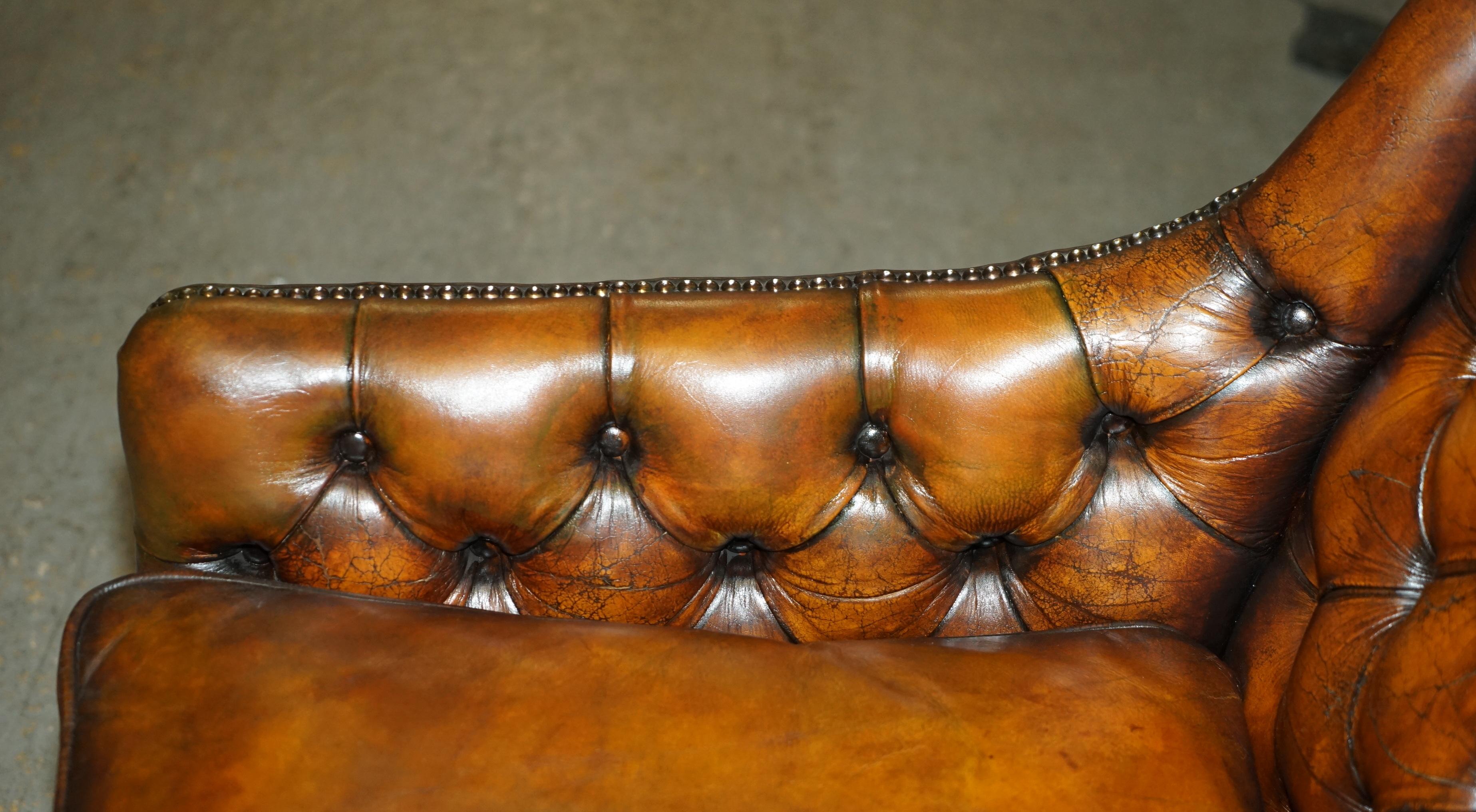SOFA RÉALISÉE À LA MAIN EN CUIR BLANC SOFA CHESTERFIELD DE STYLE REGENCY, RÉALISÉE À LA Main en vente 1
