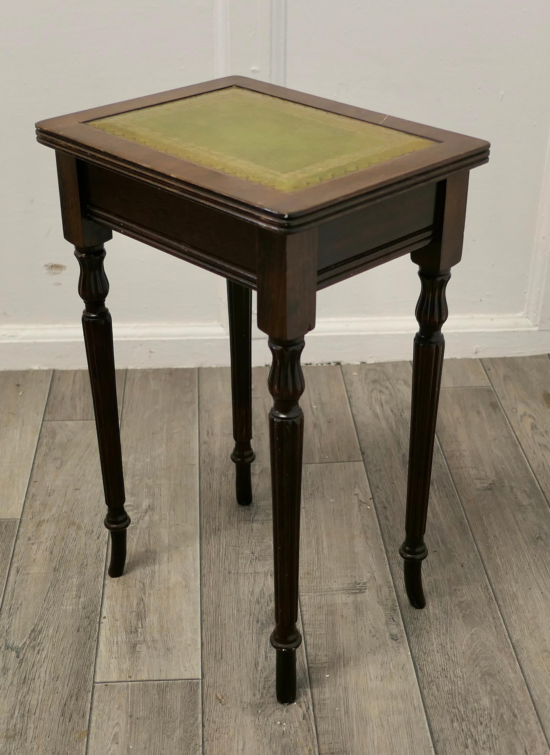 Small Regency Style Leather Top Lamp Table In Good Condition In Chillerton, Isle of Wight
