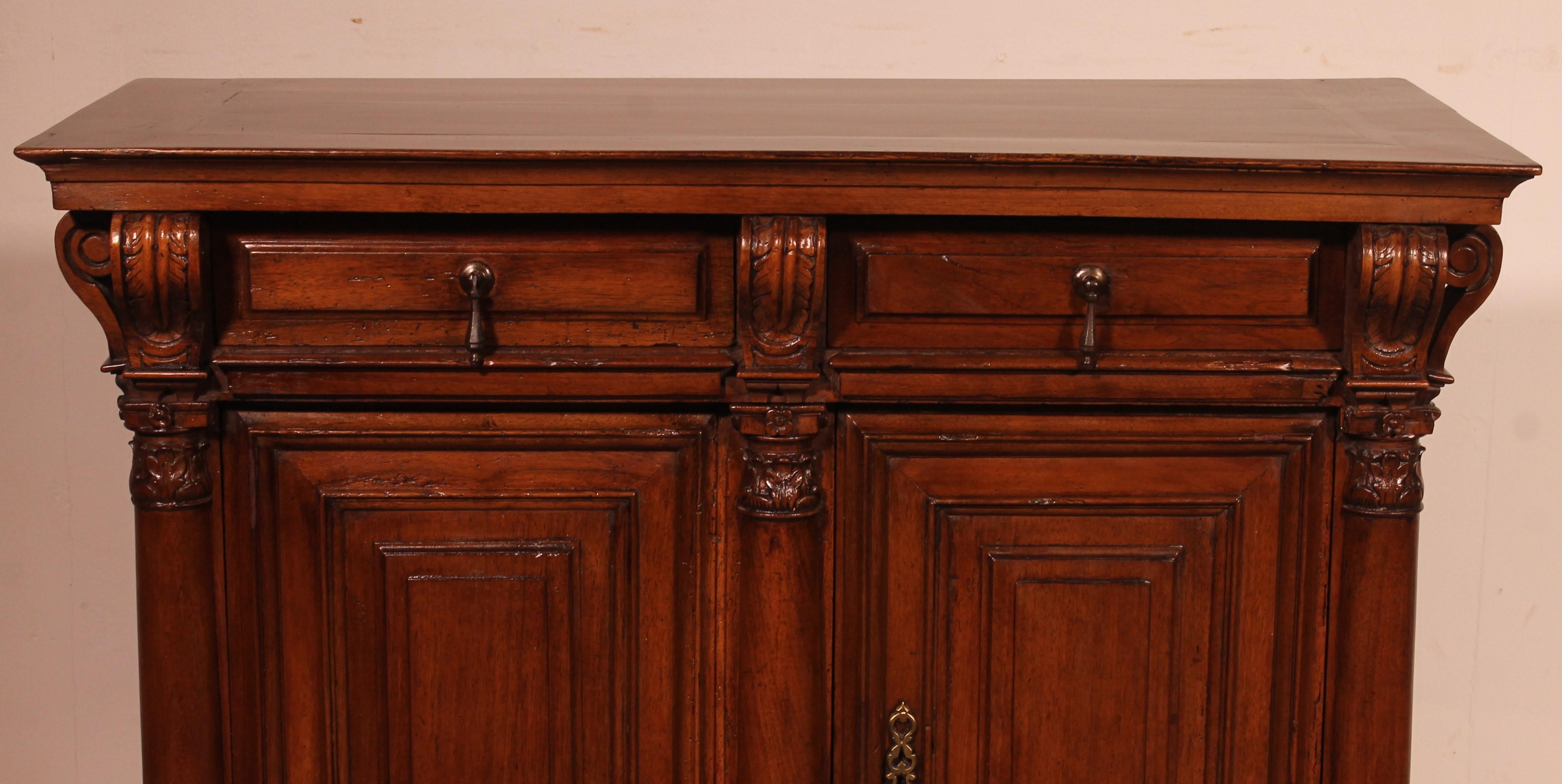 schönes kleines Buffet oder Schrank mit 2 Türen und zwei Schubladen in Nussbaum aus dem 17. Jahrhundert Wahrscheinlich ein Werk aus Burgund aus der französischen Renaissance

kleines ungewöhnliches Modell mit sehr schönen geformten Türen sowie
