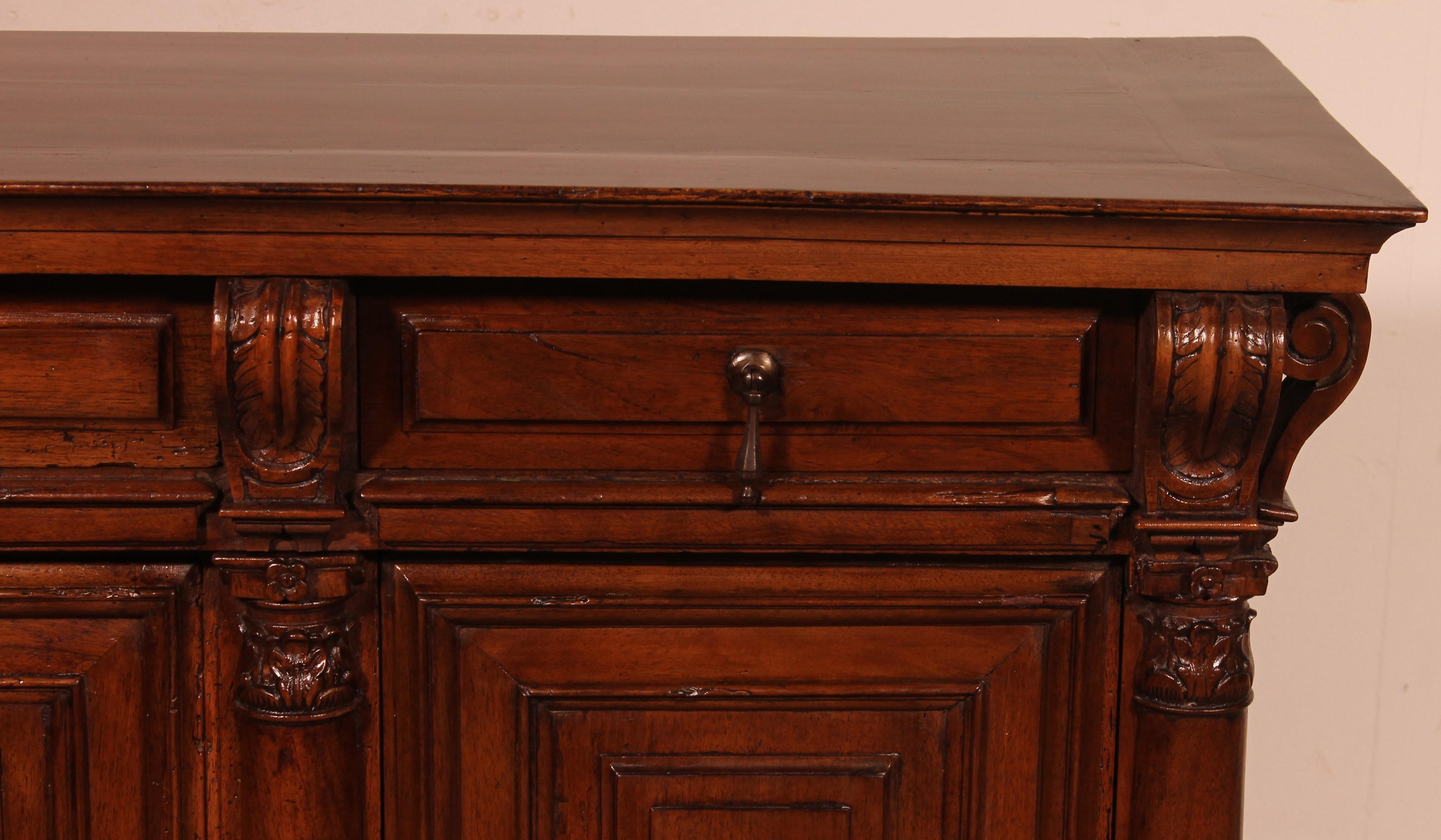 Small Renaissance Buffet In Walnut-17th Century From France In Good Condition For Sale In Brussels, Brussels
