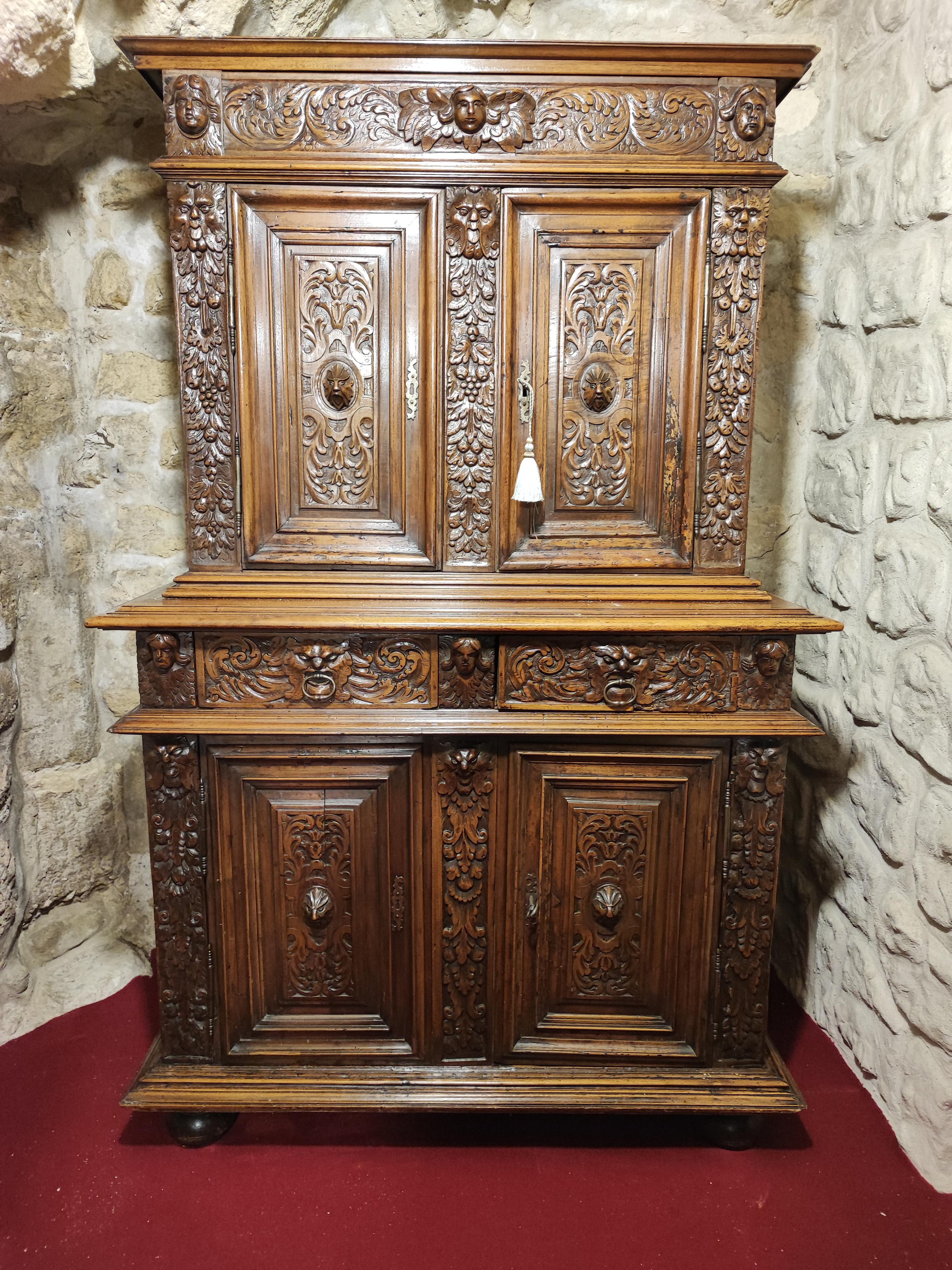 SMALL RENAISSANCE CABINET

ORIGIN: PROVENCE
PERIOD: END OF THE 16th CENTURY

Height: 175cm
Length: 102cm
Depth: 50cm

Blond walnut


This small cabinet in walnut with two bodies opens with four front leaves and two richly decorated drawers. It rests