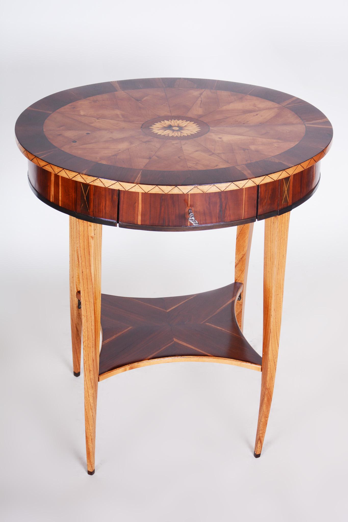Restaurierter Tisch aus der Empire-Ära, hergestellt in den 1810er Jahren, Österreich, Esche (Mahagoni) im Angebot