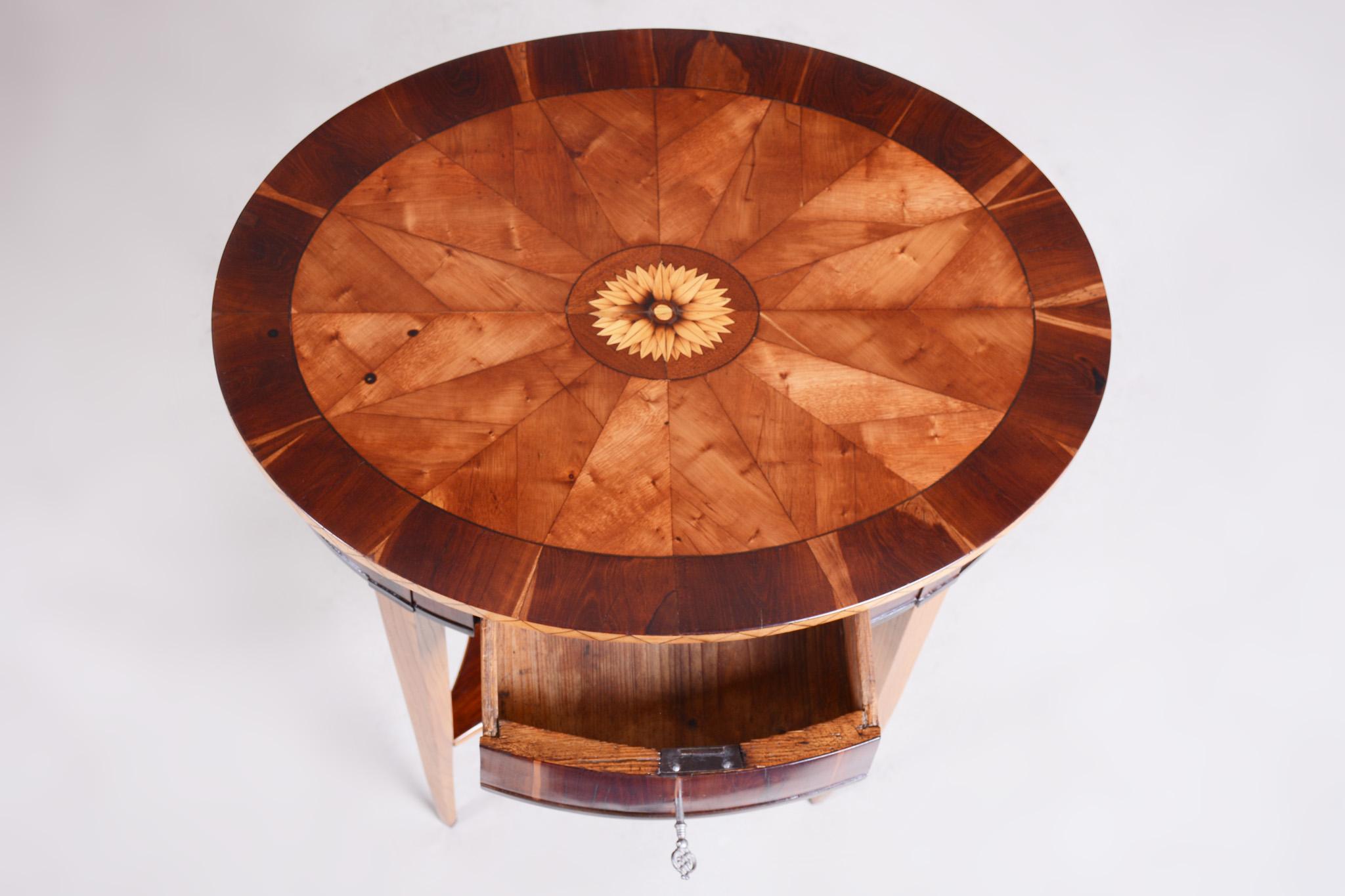 Restaurierter Tisch aus der Empire-Ära, hergestellt in den 1810er Jahren, Österreich, Esche im Angebot 2