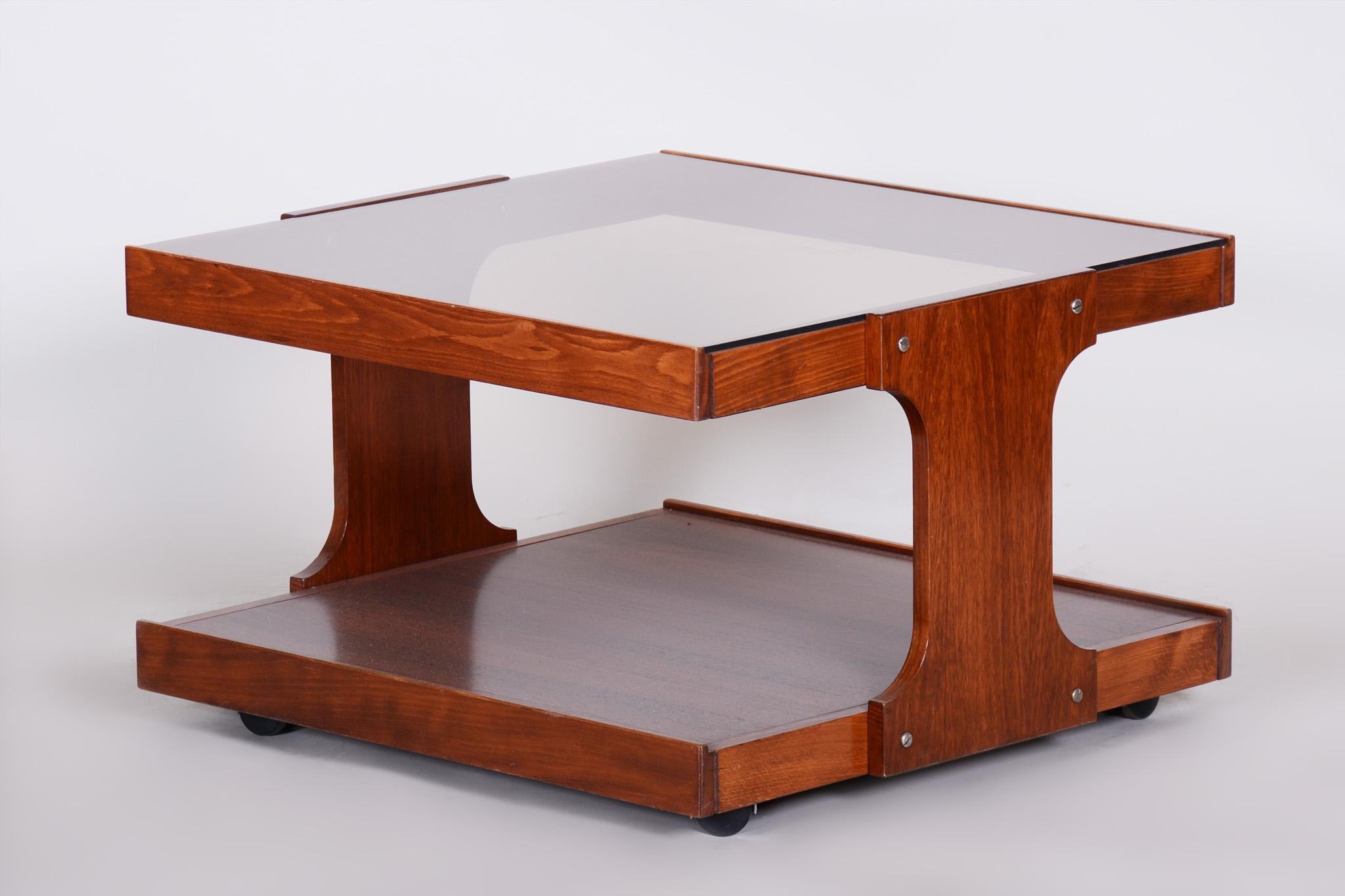 Mid-Century Modern Petite table tchèque mi-siècle restaurée en hêtre et noyer, bureau en verre, années 1960 en vente