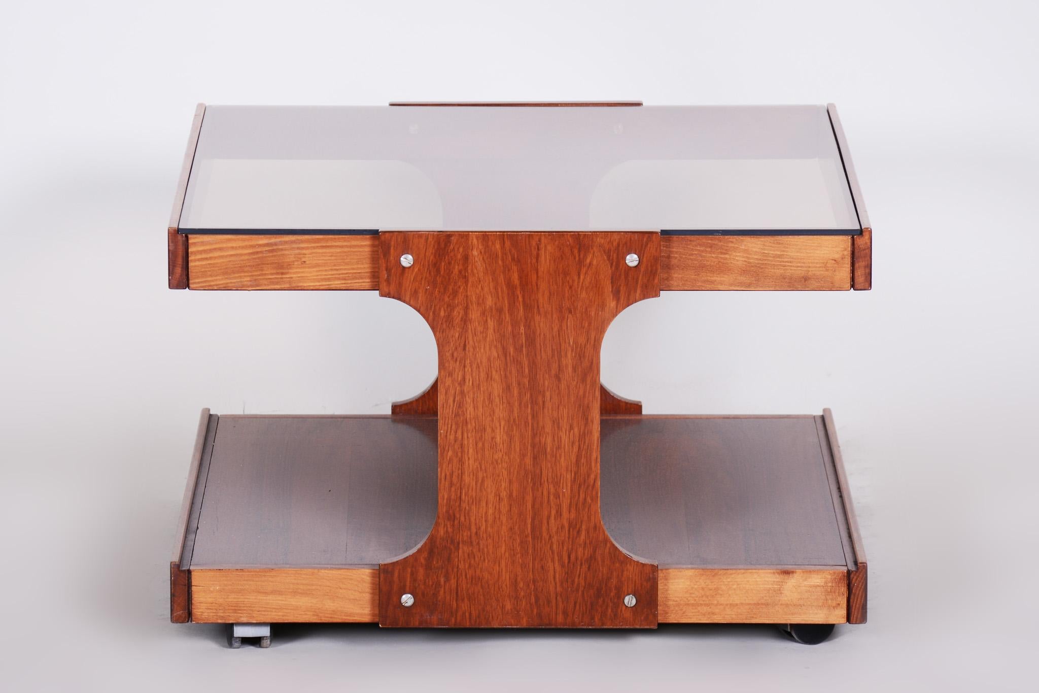 Petite table tchèque mi-siècle restaurée en hêtre et noyer, bureau en verre, années 1960 Bon état - En vente à Brandys nad Labem, Středočeský kraj