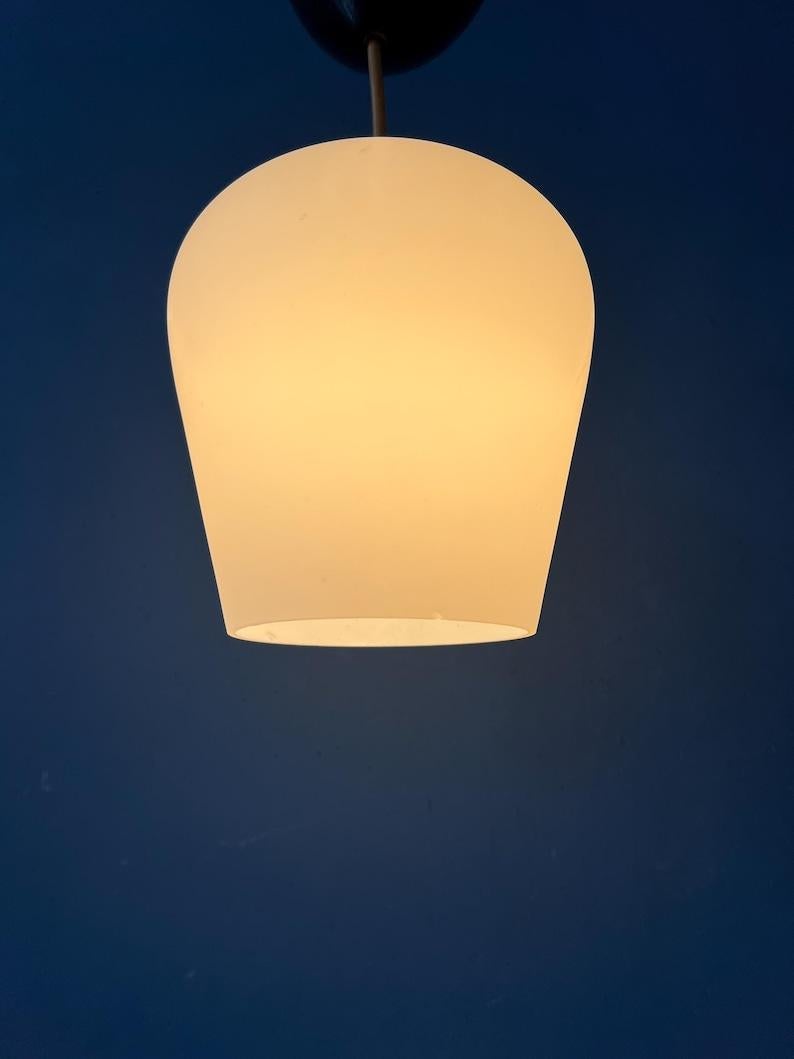 Piccola lampada a sospensione in vetro opalino a tulipano rovesciato, metà secolo, anni '70 In condizioni ottime in vendita a ROTTERDAM, ZH