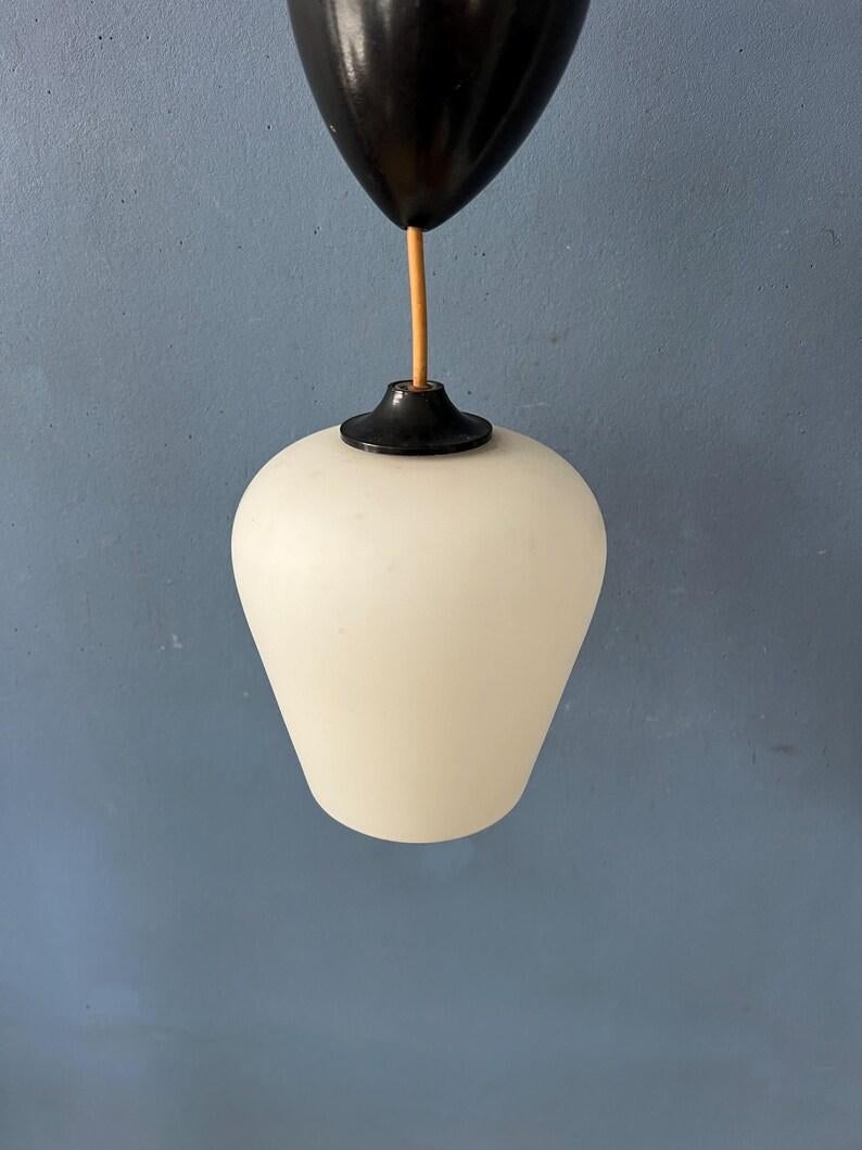 XX secolo Piccola lampada a sospensione in vetro opalino a tulipano rovesciato, metà secolo, anni '70 in vendita