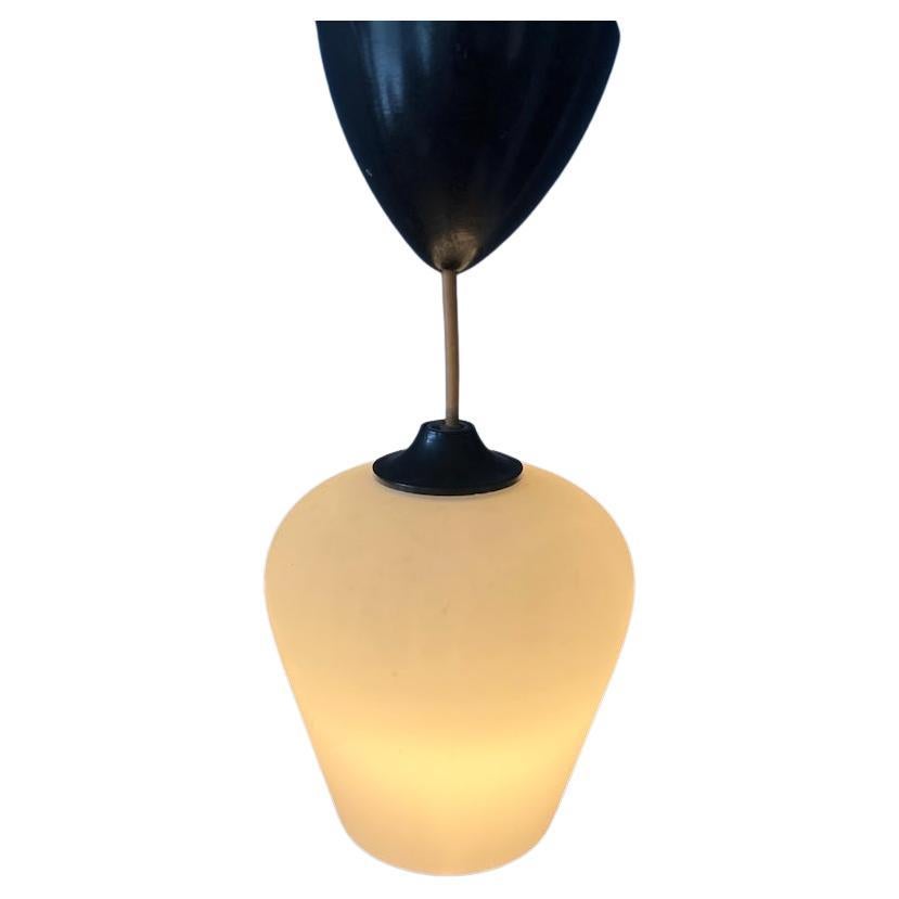 Piccola lampada a sospensione in vetro opalino a tulipano rovesciato, metà secolo, anni '70 in vendita