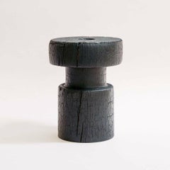 Petit vase tourné en hêtre brûlé de Daniel Elkayam