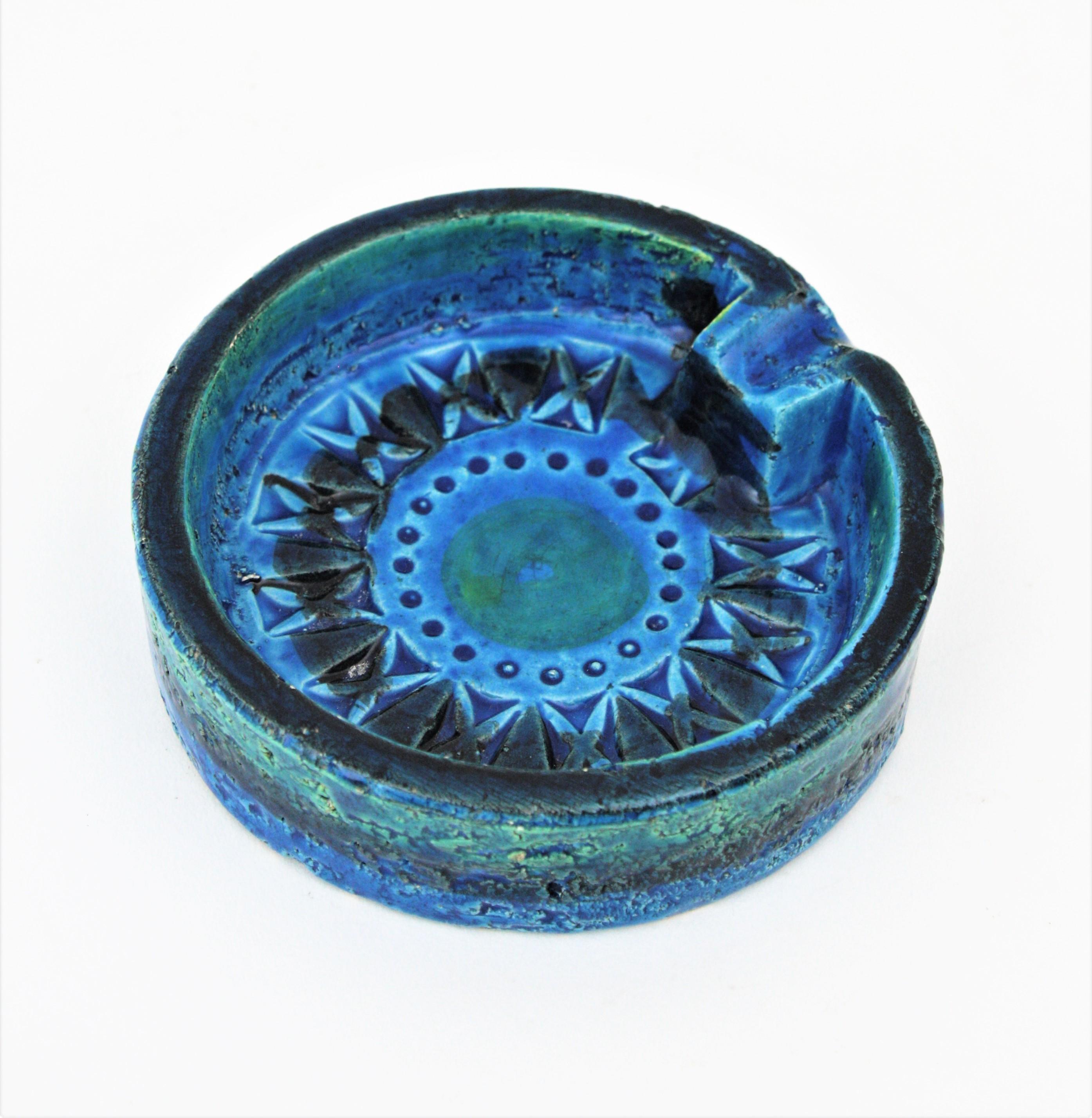 Beautiful blue glazed (Rimini blue) circular ceramic ashtray design by Aldo Londi and manufactured by Bitossi. Italy, 1950s-1960s.
Handcrafted in Italy with hand carved geometric design in glazed vibrant turquoise and cobalt blue. Marked Italy