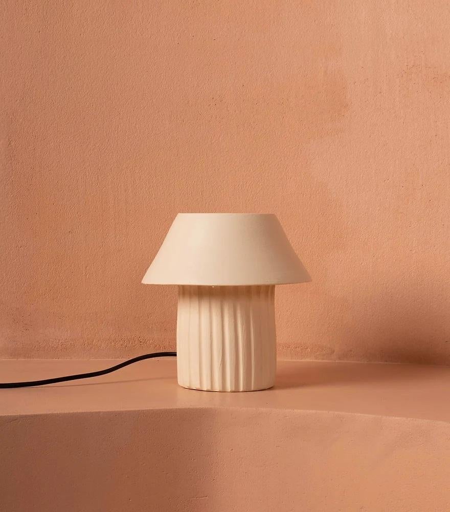 Petite lampe de bureau Rio Clay de Harshita Jhamtani Designs
Dimensions : D 15,2 x H 17,8 cm
MATERIAL : Grès cérame.

Disponible en Whiting, Blush Pink et Charcoal Black. Veuillez nous contacter.

La lampe de table Rio, notre best-seller, est